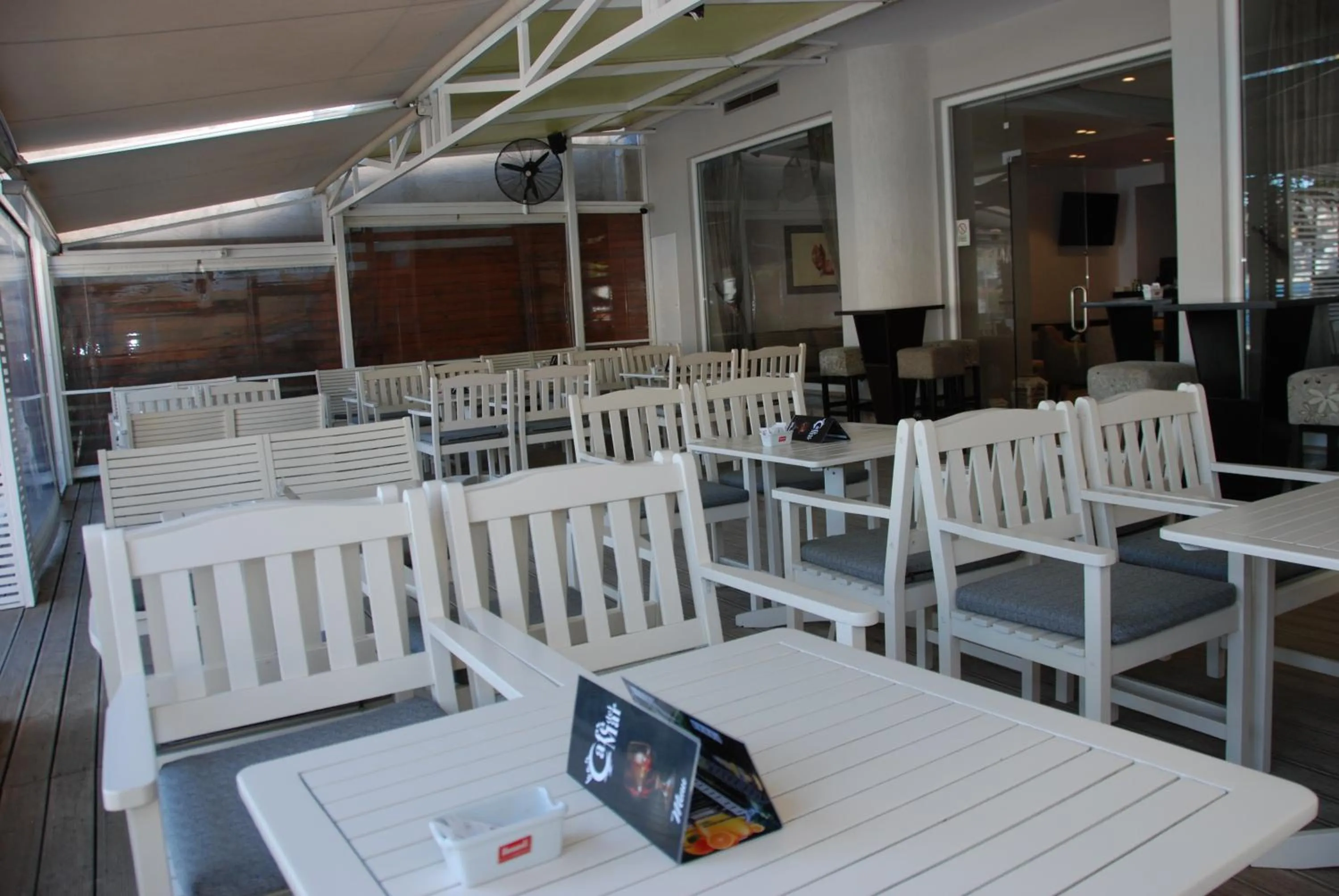 Restaurant/places to eat in Hotel Mano