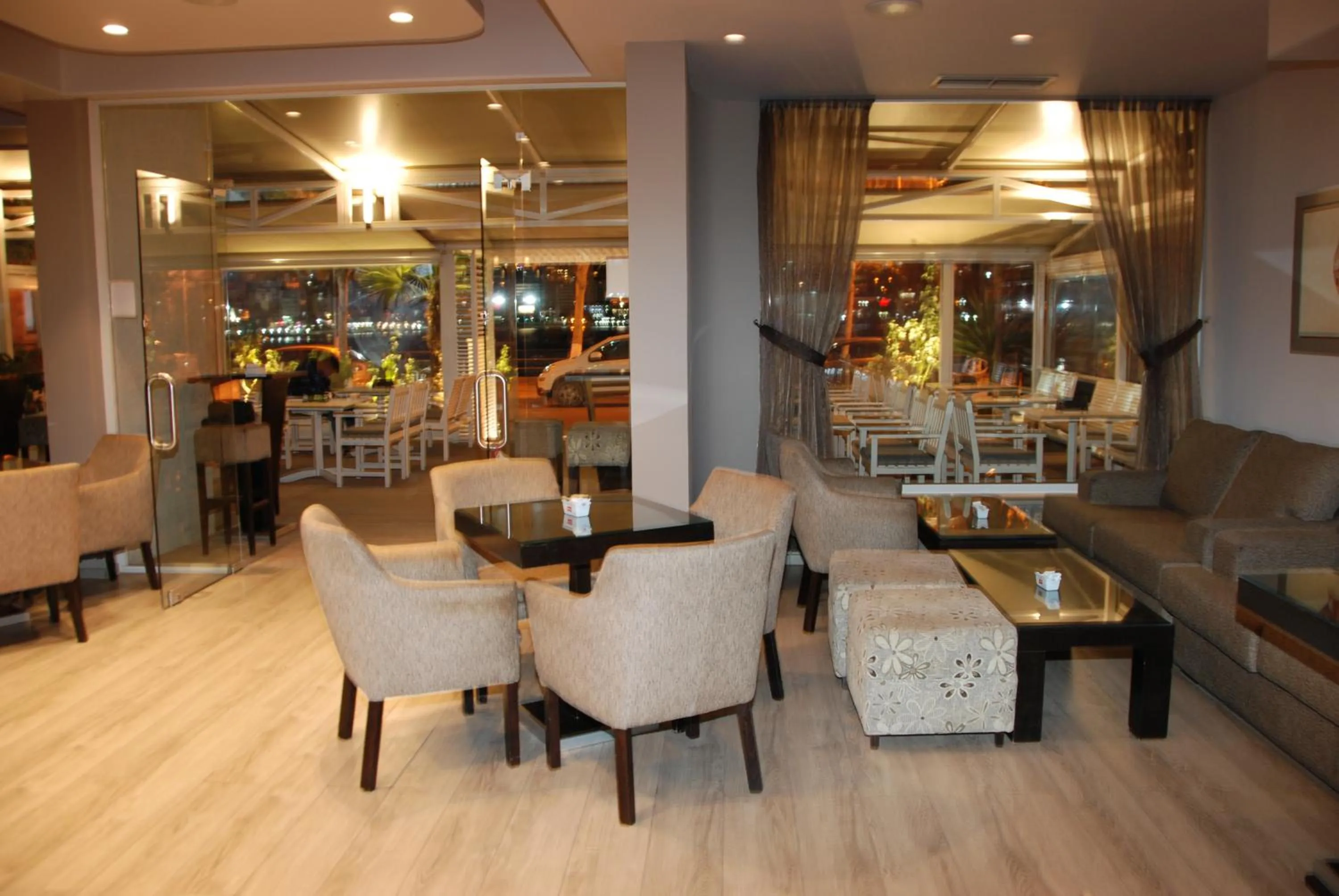 Restaurant/places to eat in Hotel Mano