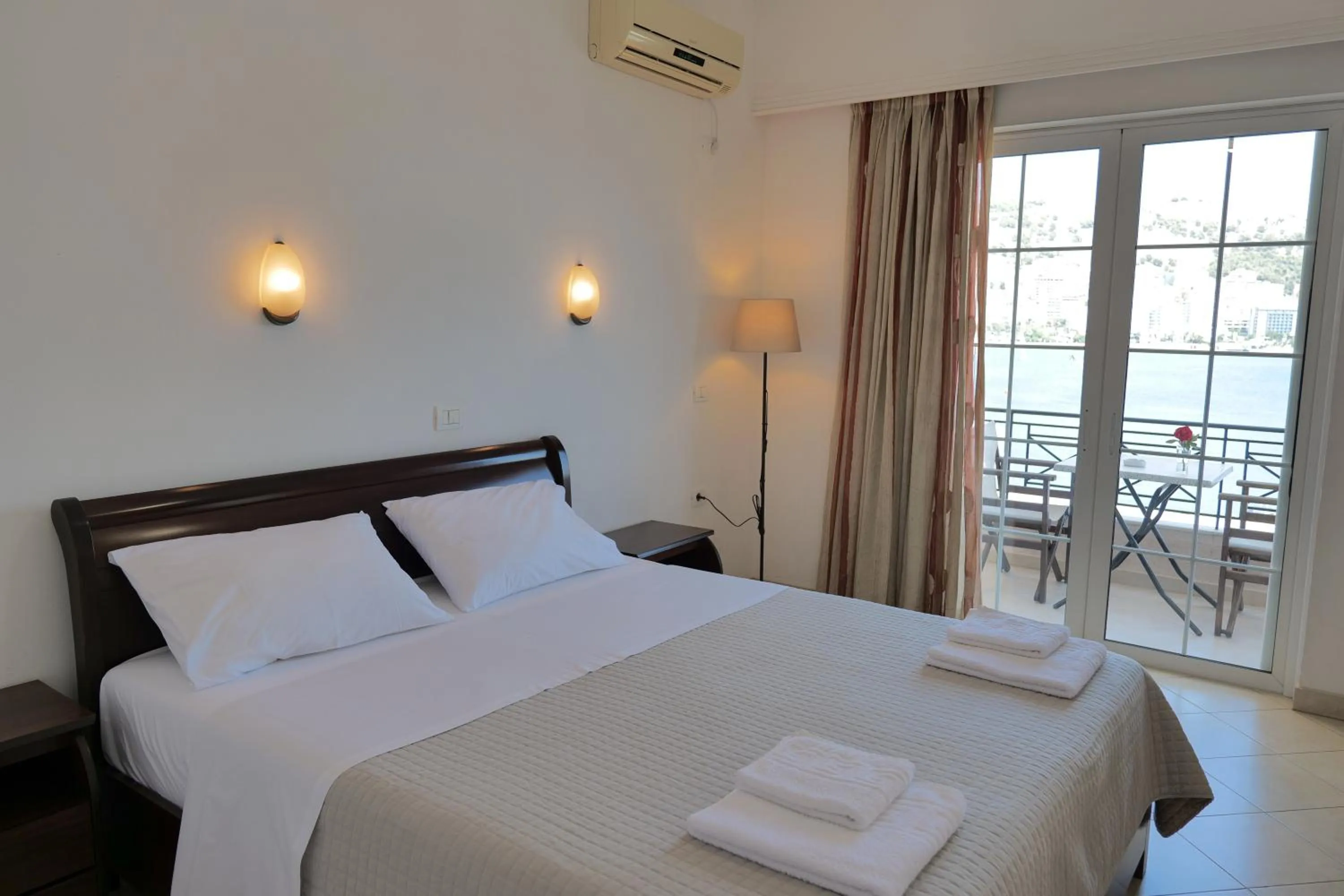 Bedroom, Bed in Hotel Mano