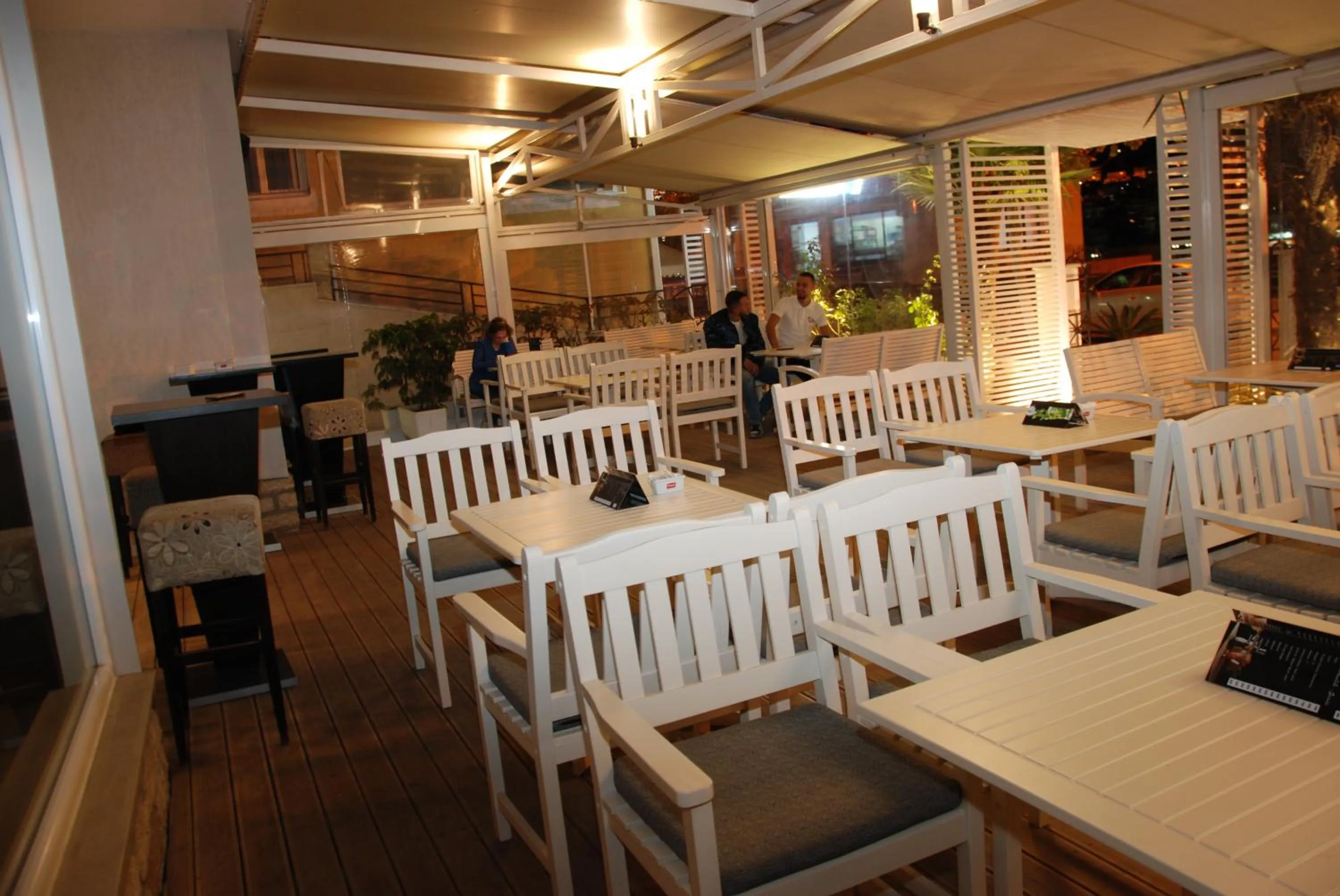 Restaurant/places to eat in Hotel Mano