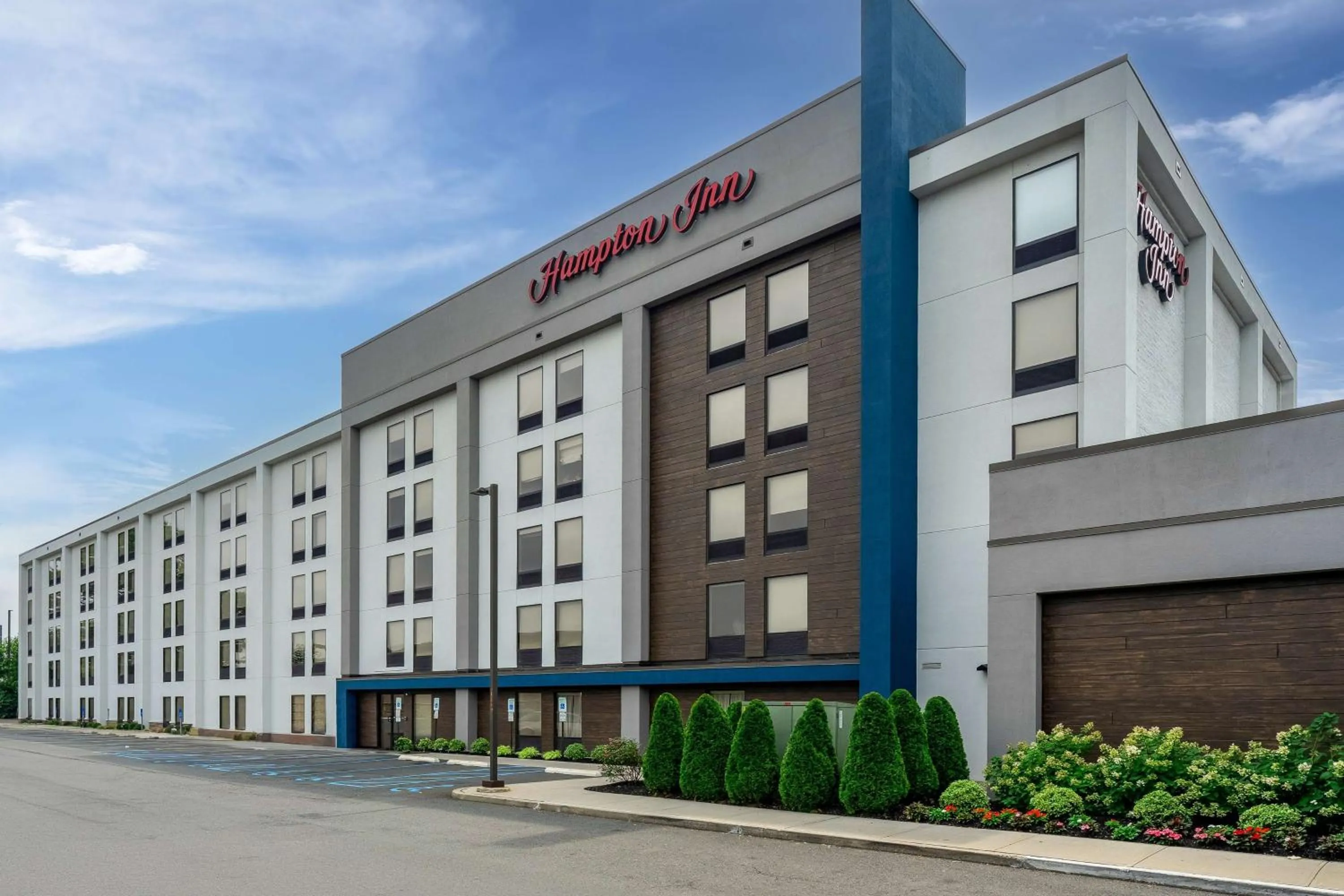 Property building in Hampton Inn Woodbridge