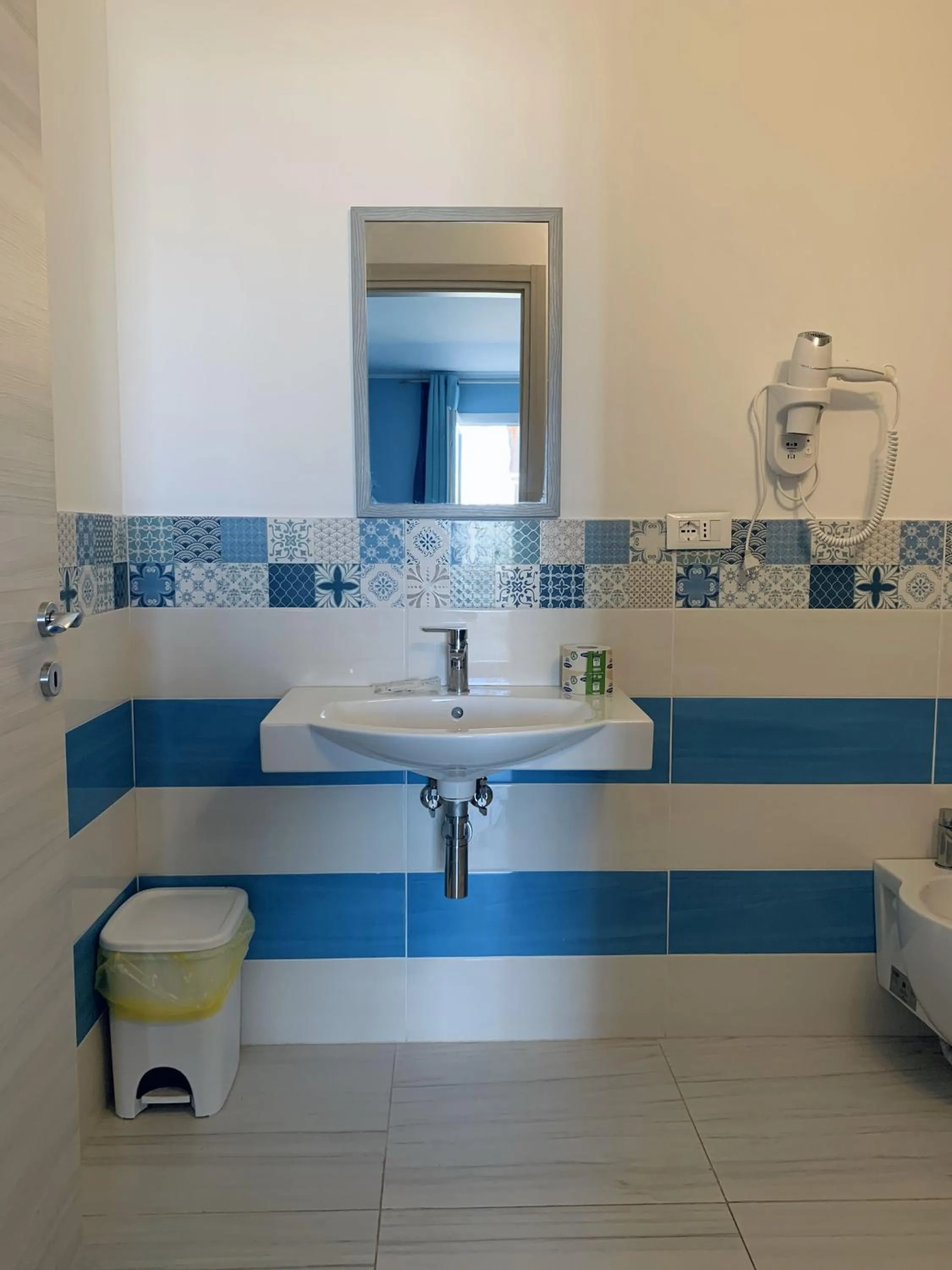 Bathroom in HOTEL MERCURIO SUL MARE - Fish restaurant and private beach