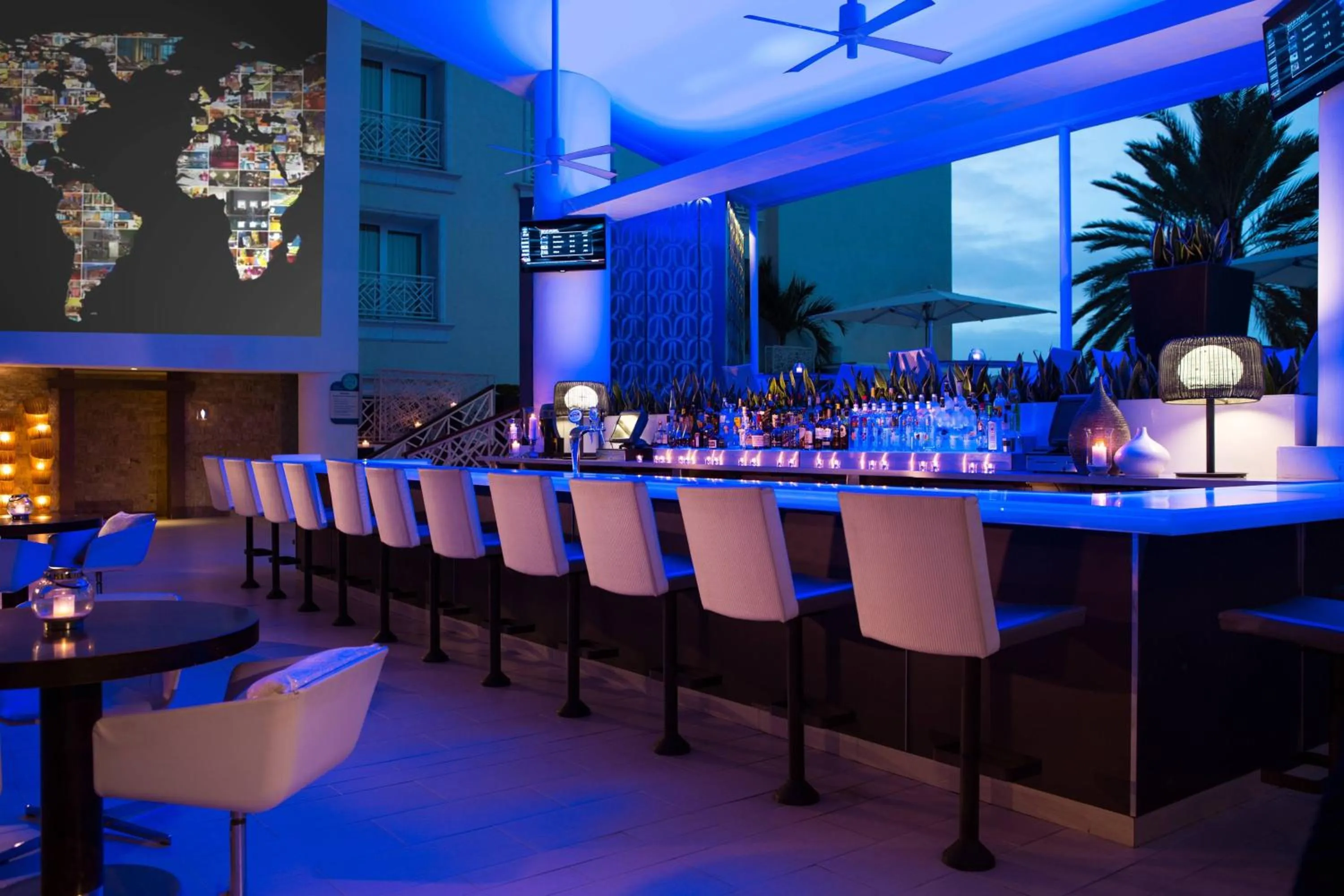 Lounge or bar in Renaissance Wind Creek Aruba Resort