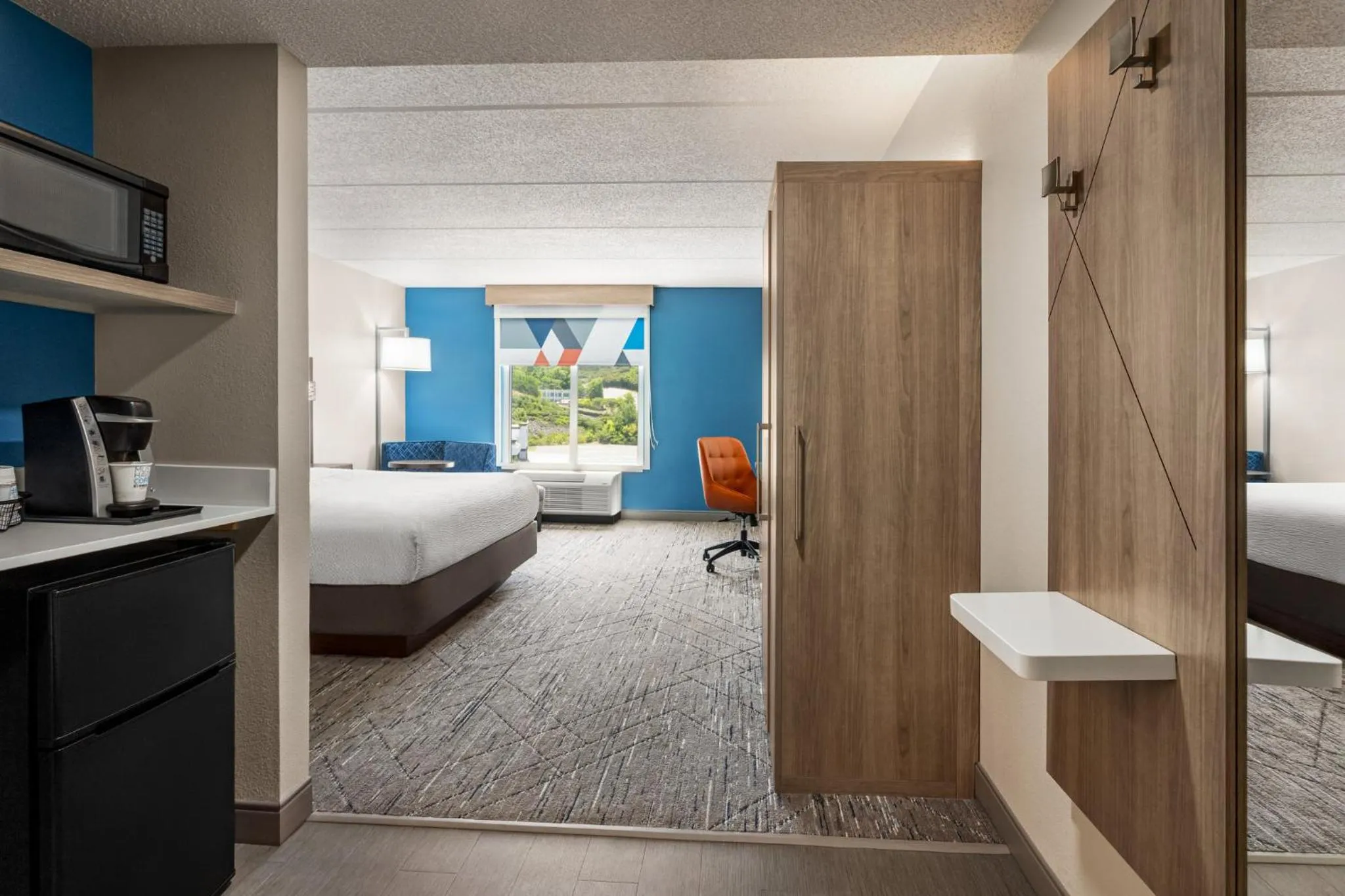 Photo of the whole room, Bed in Holiday Inn Express Birmingham Irondale East by IHG