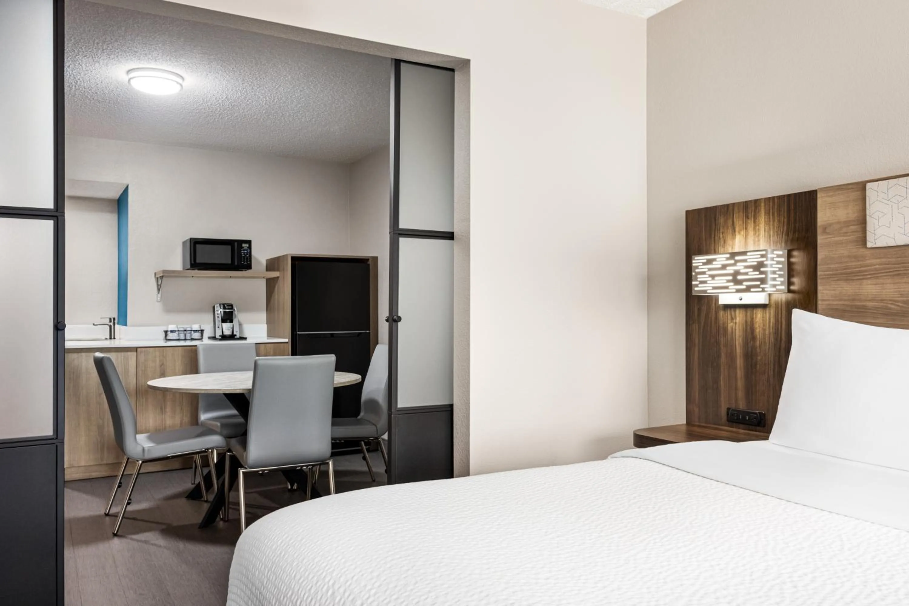 Bed in Holiday Inn Express Birmingham Irondale East by IHG