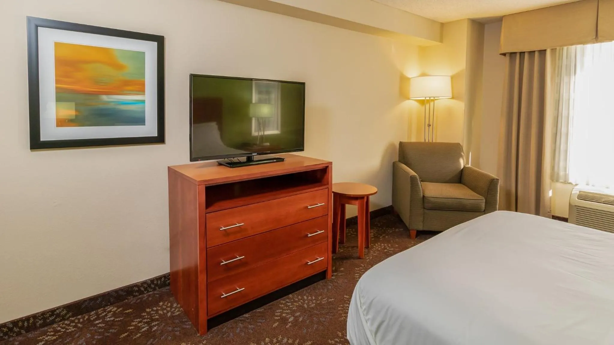 Photo of the whole room, Bed in Holiday Inn Express Birmingham Irondale East by IHG