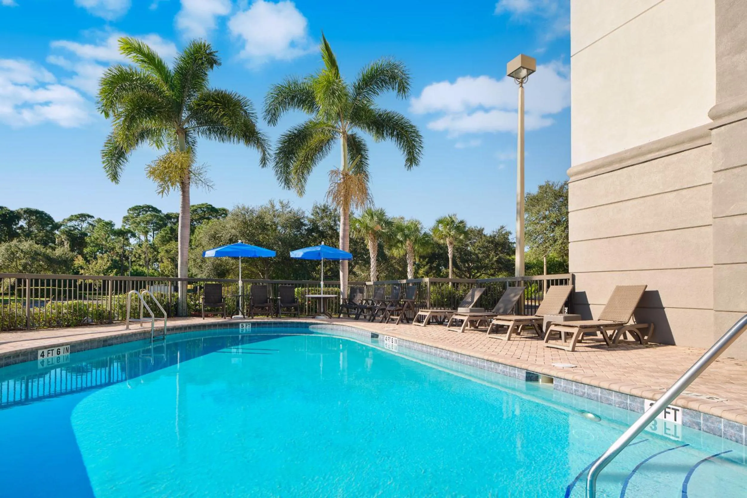 Swimming pool in Hampton Inn Melbourne-Viera
