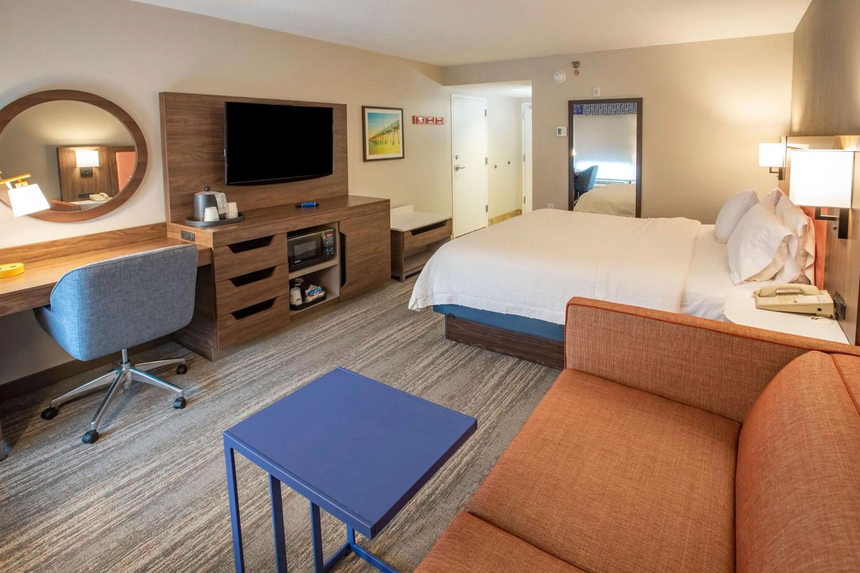 Photo of the whole room, Bed in Hampton Inn Pensacola-Airport