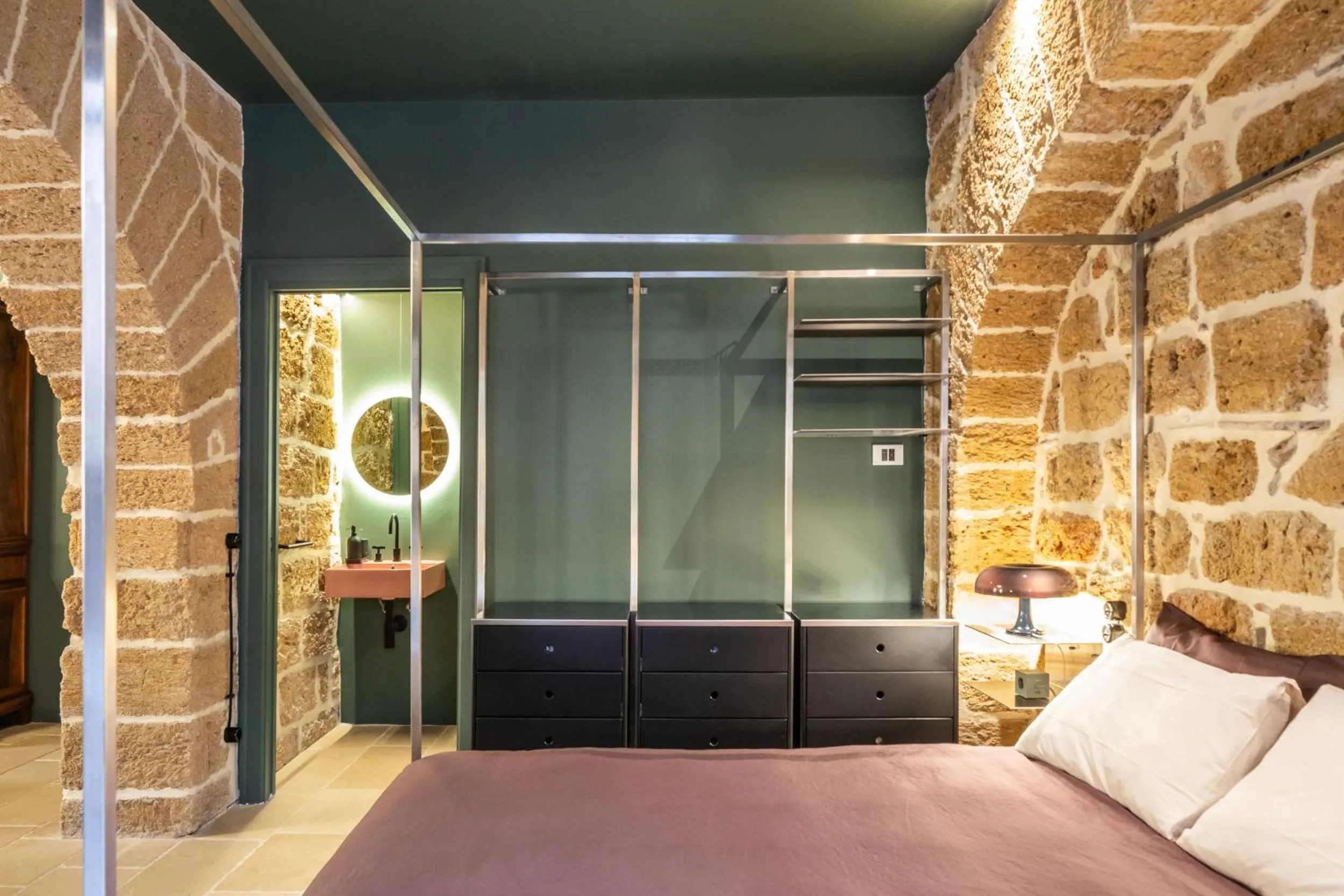 Bathroom, Bed in Le Stanze al Genio di Darlon