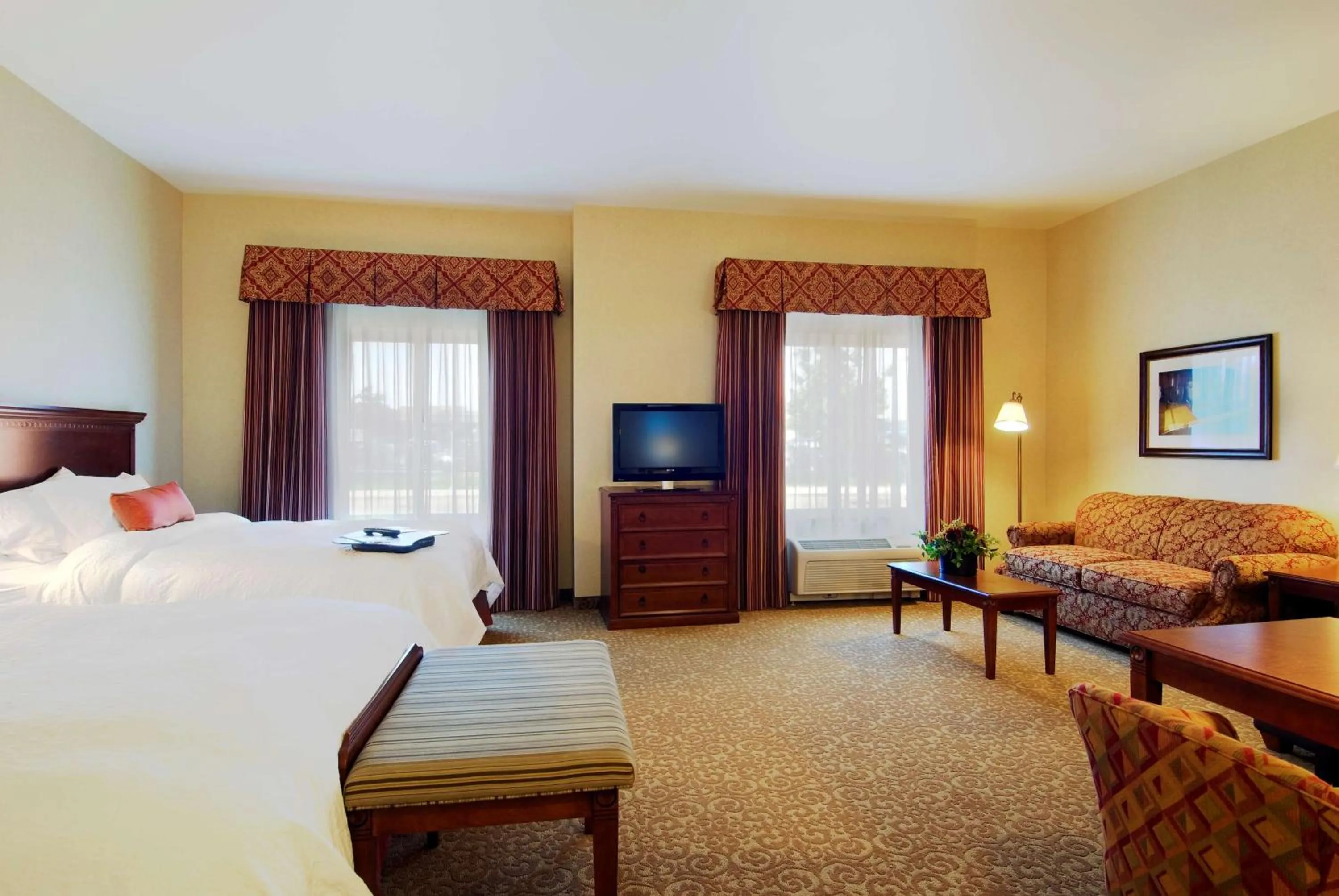 Living room, Bed in Hampton Inn & Suites Lodi