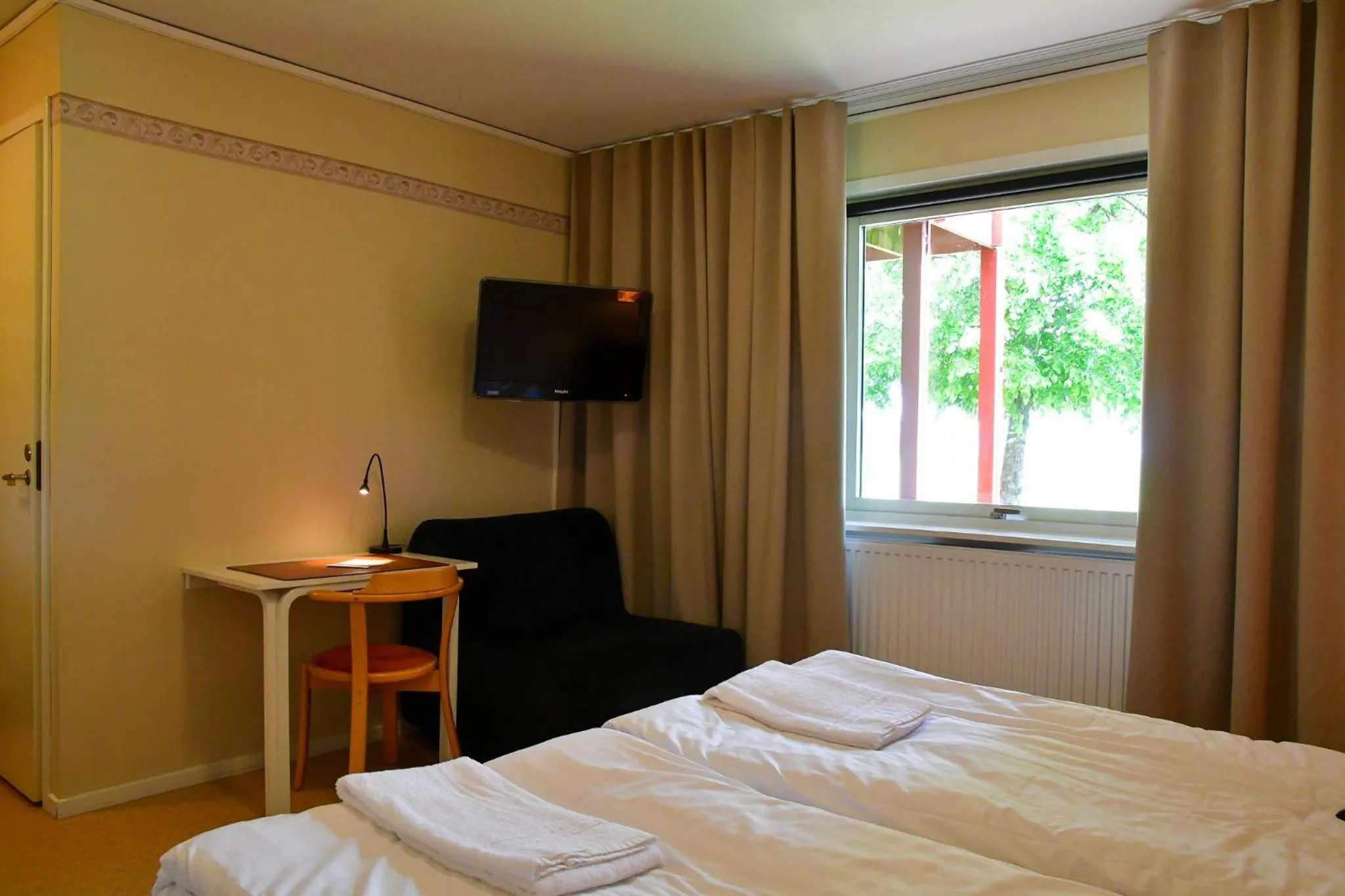 Property building, Bed in Wisingsö Hotell