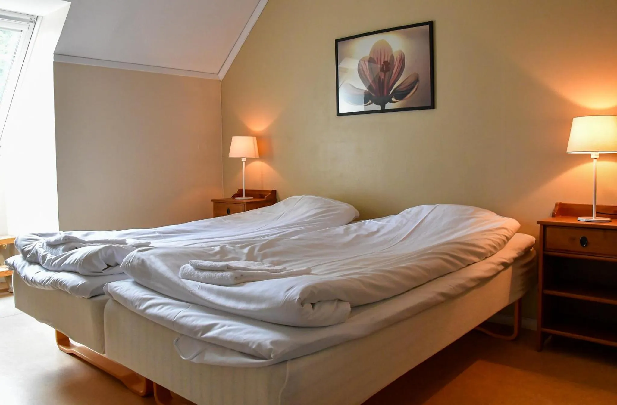 Property building, Bed in Wisingsö Hotell