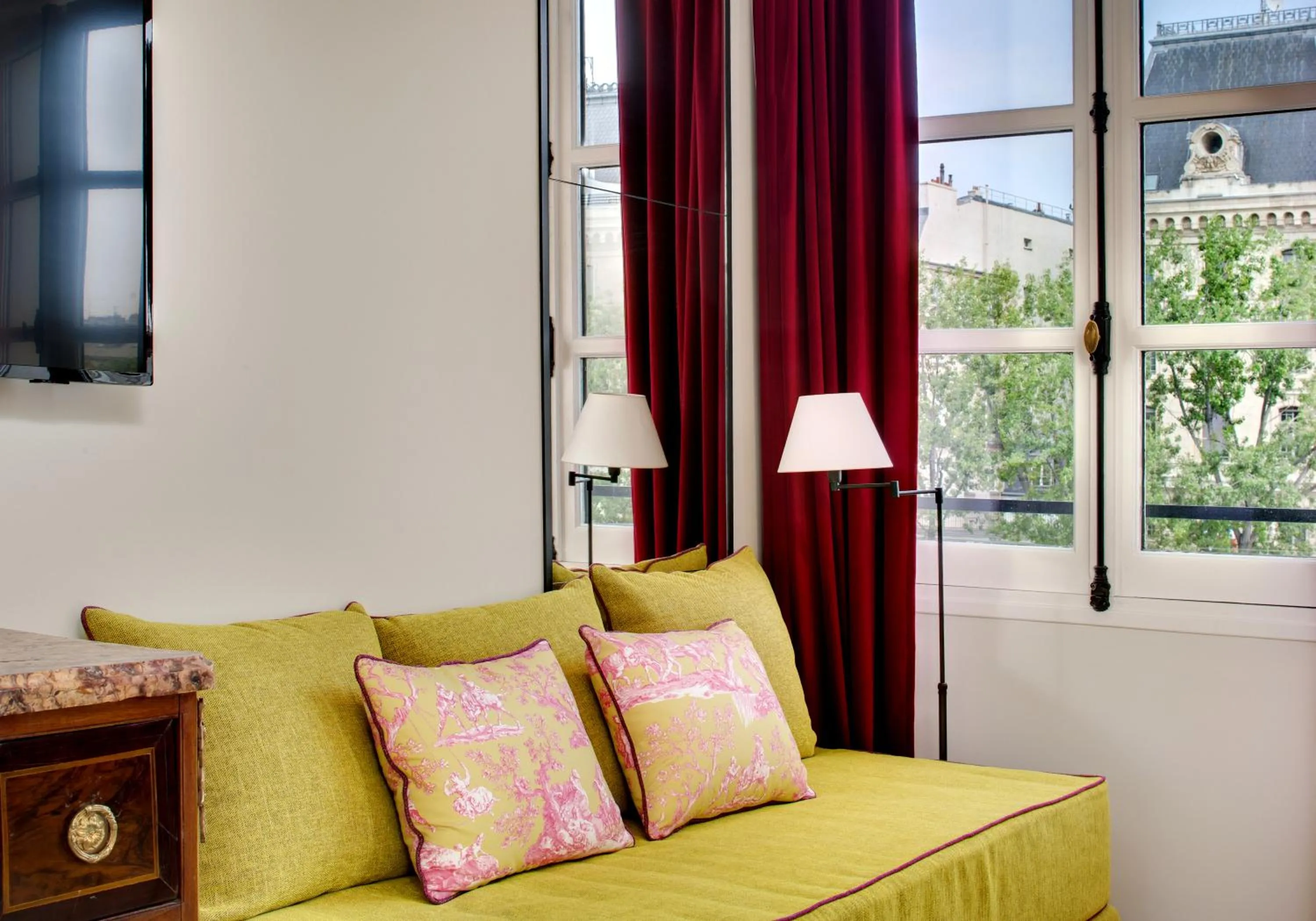 Seating area in Les Rives de Notre-Dame