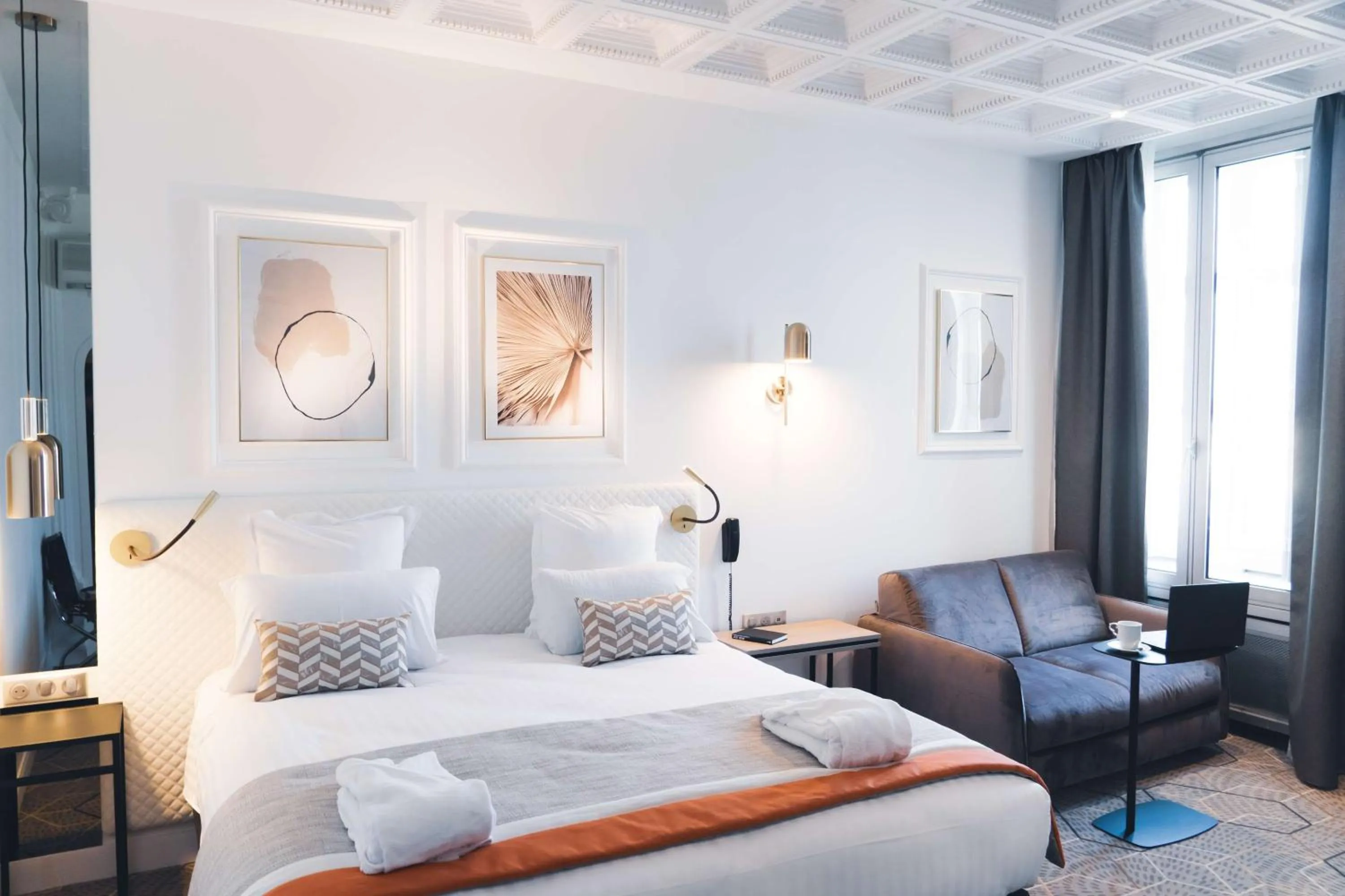 Photo of the whole room, Bed in Oceania Hôtel d'Anjou Angers