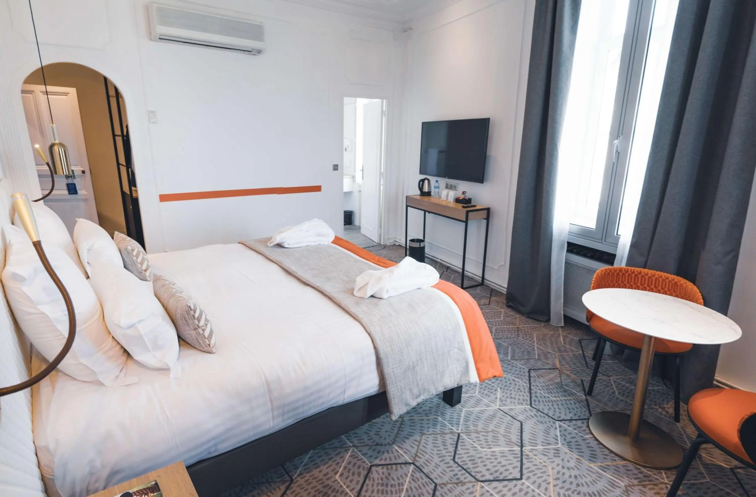 Photo of the whole room, Bed in Oceania Hôtel d'Anjou Angers