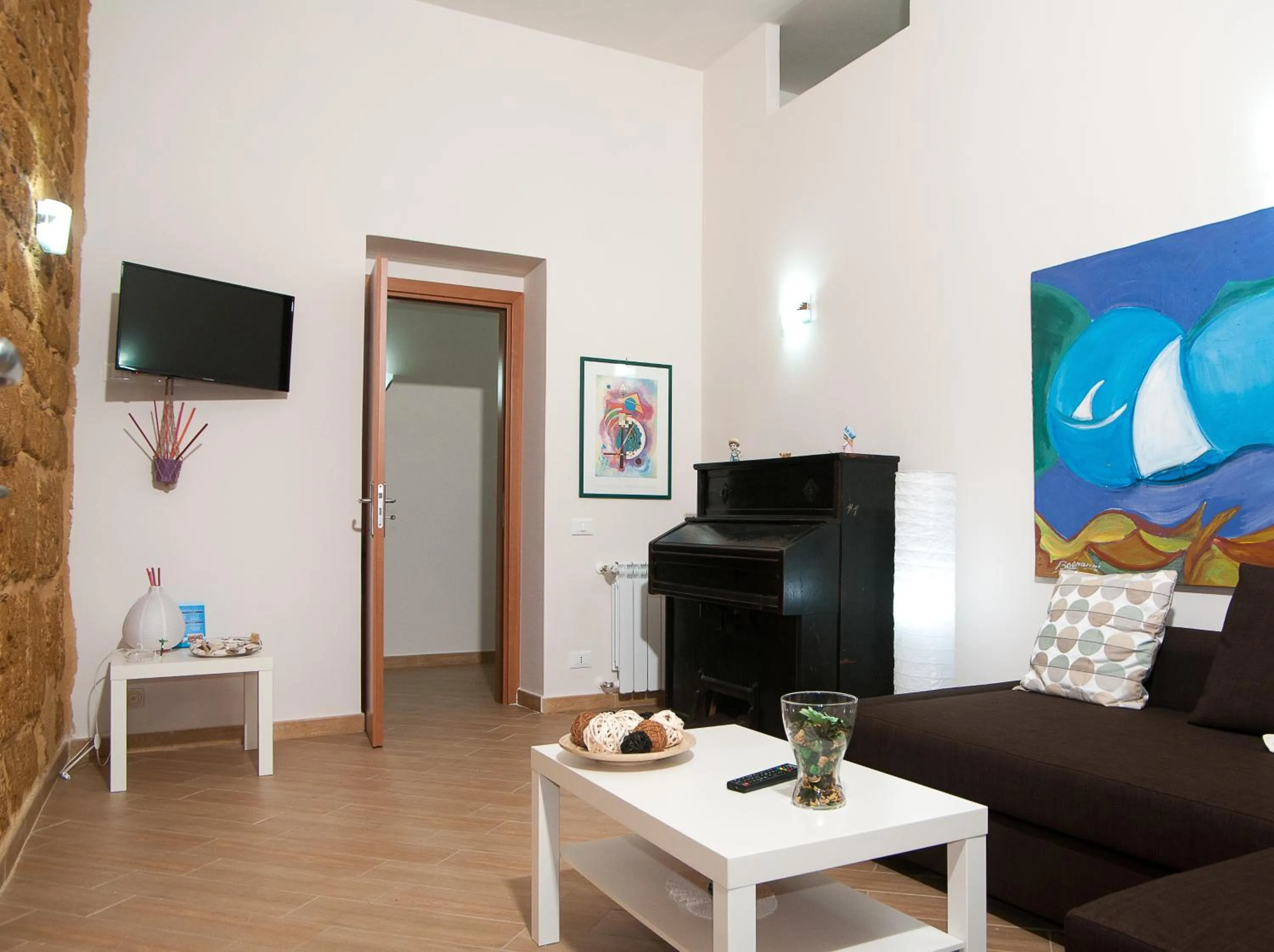 Communal lounge/ TV room in B&B Notti Sikane