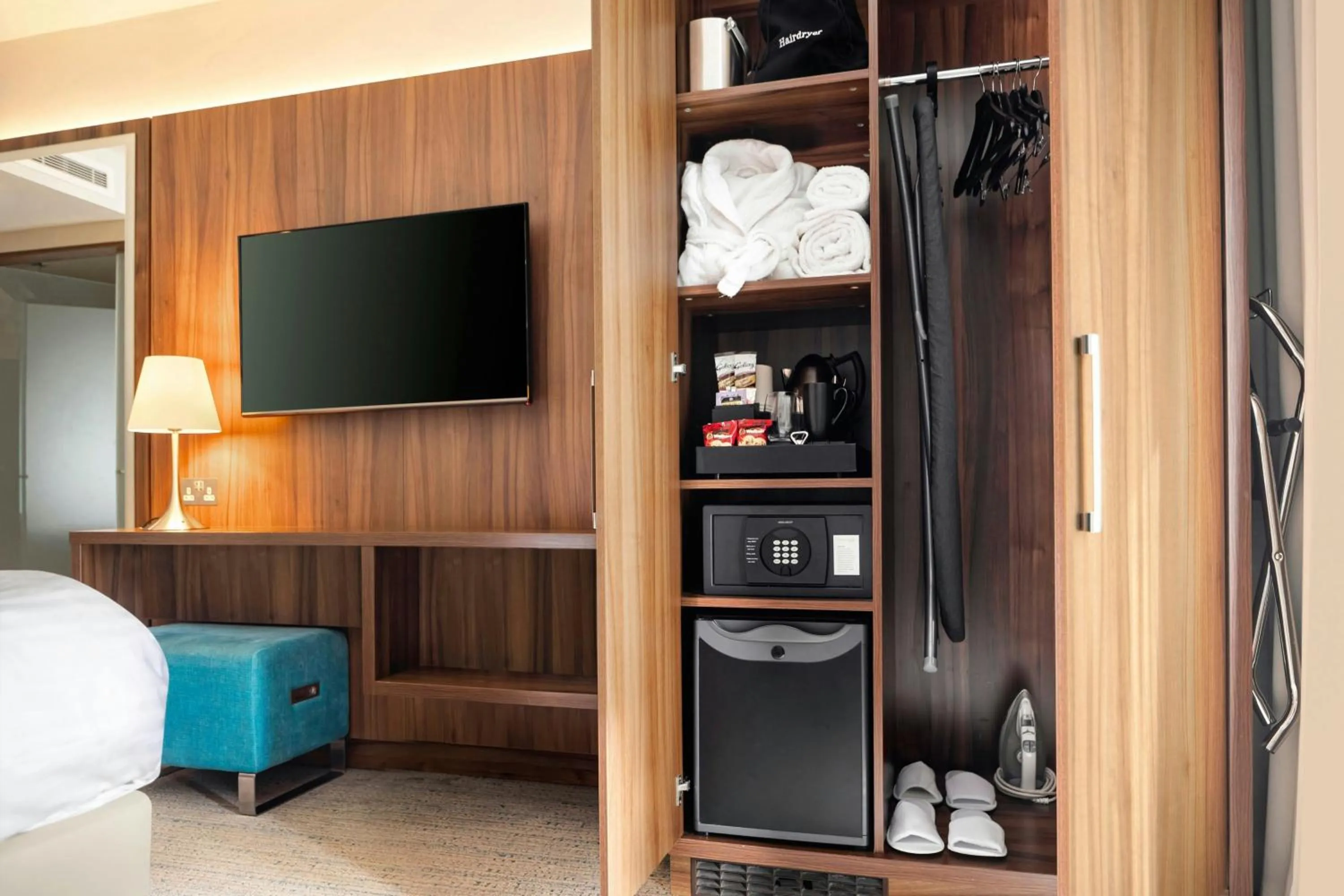 Photo of the whole room, Bed in Courtyard by Marriott Edinburgh