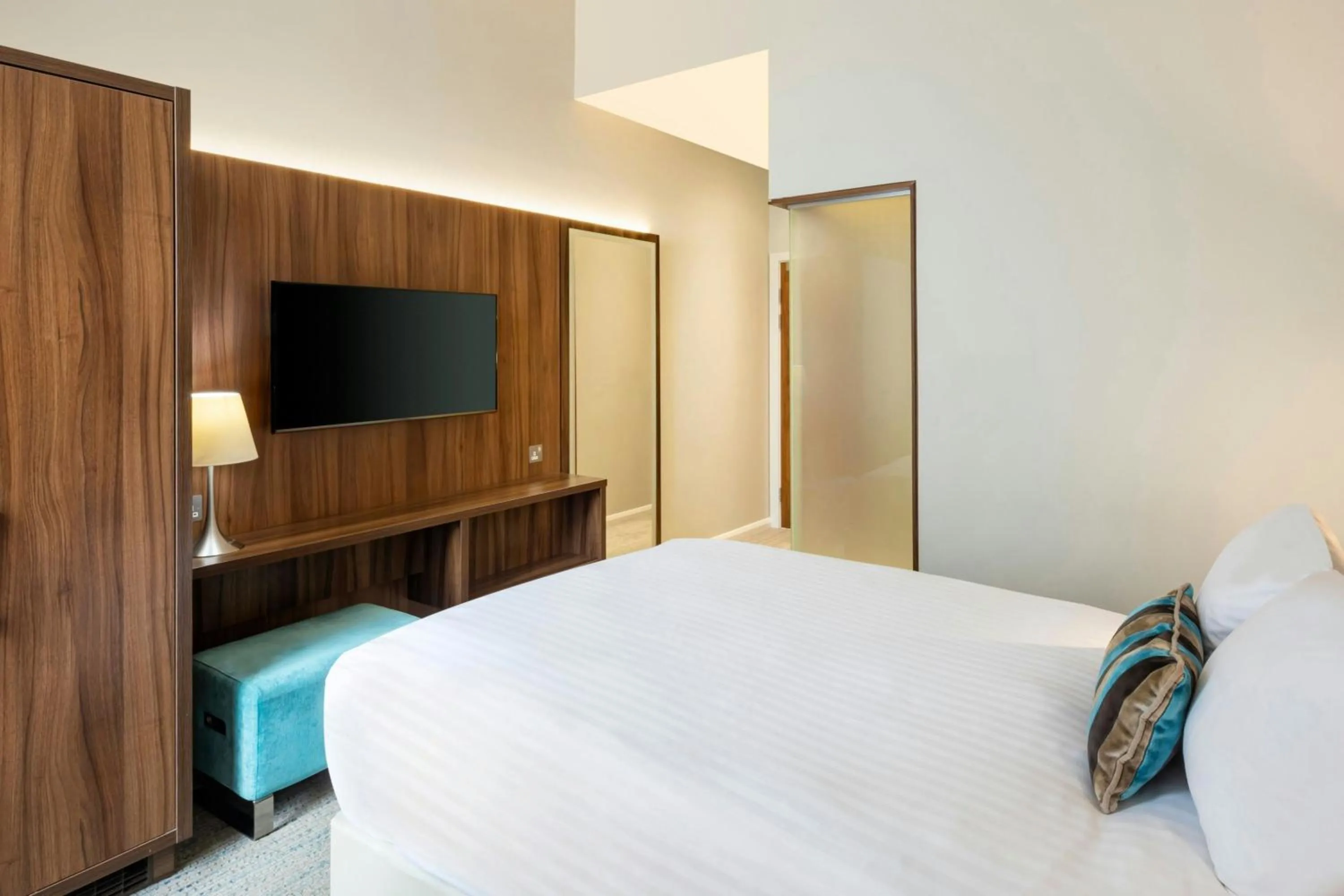 Photo of the whole room, Bed in Courtyard by Marriott Edinburgh