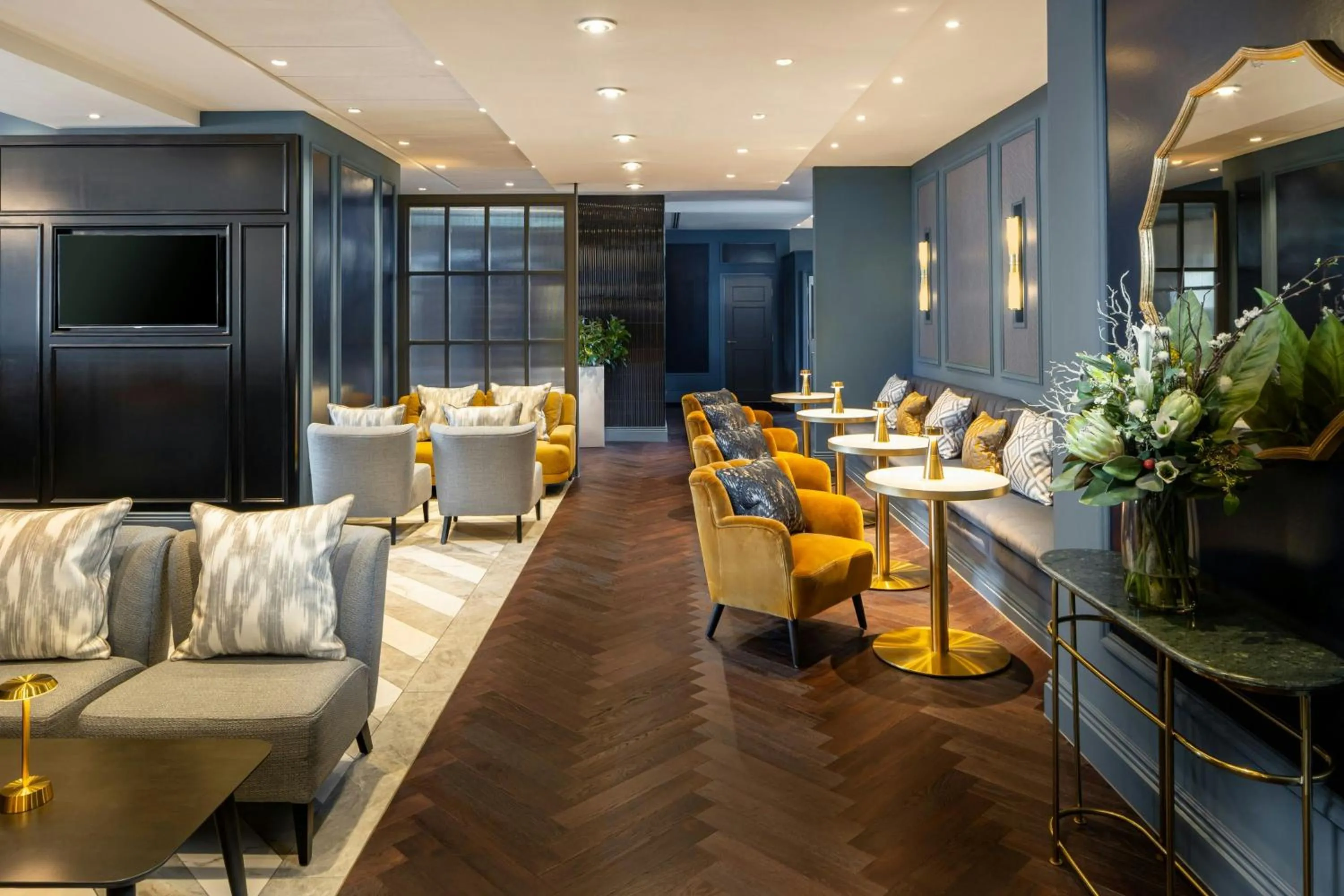 Lounge or bar in Courtyard by Marriott Edinburgh