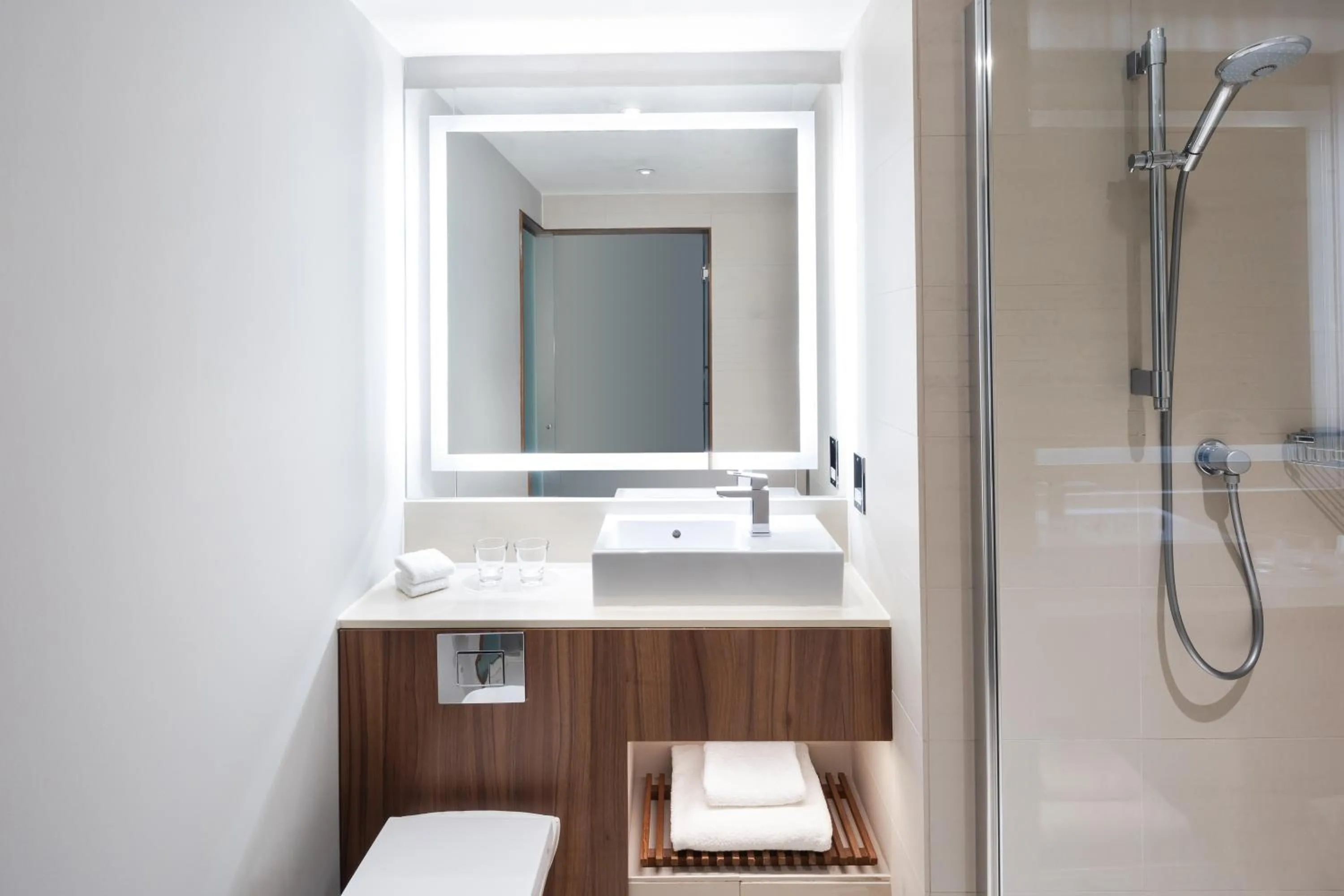 Bathroom in Courtyard by Marriott Edinburgh