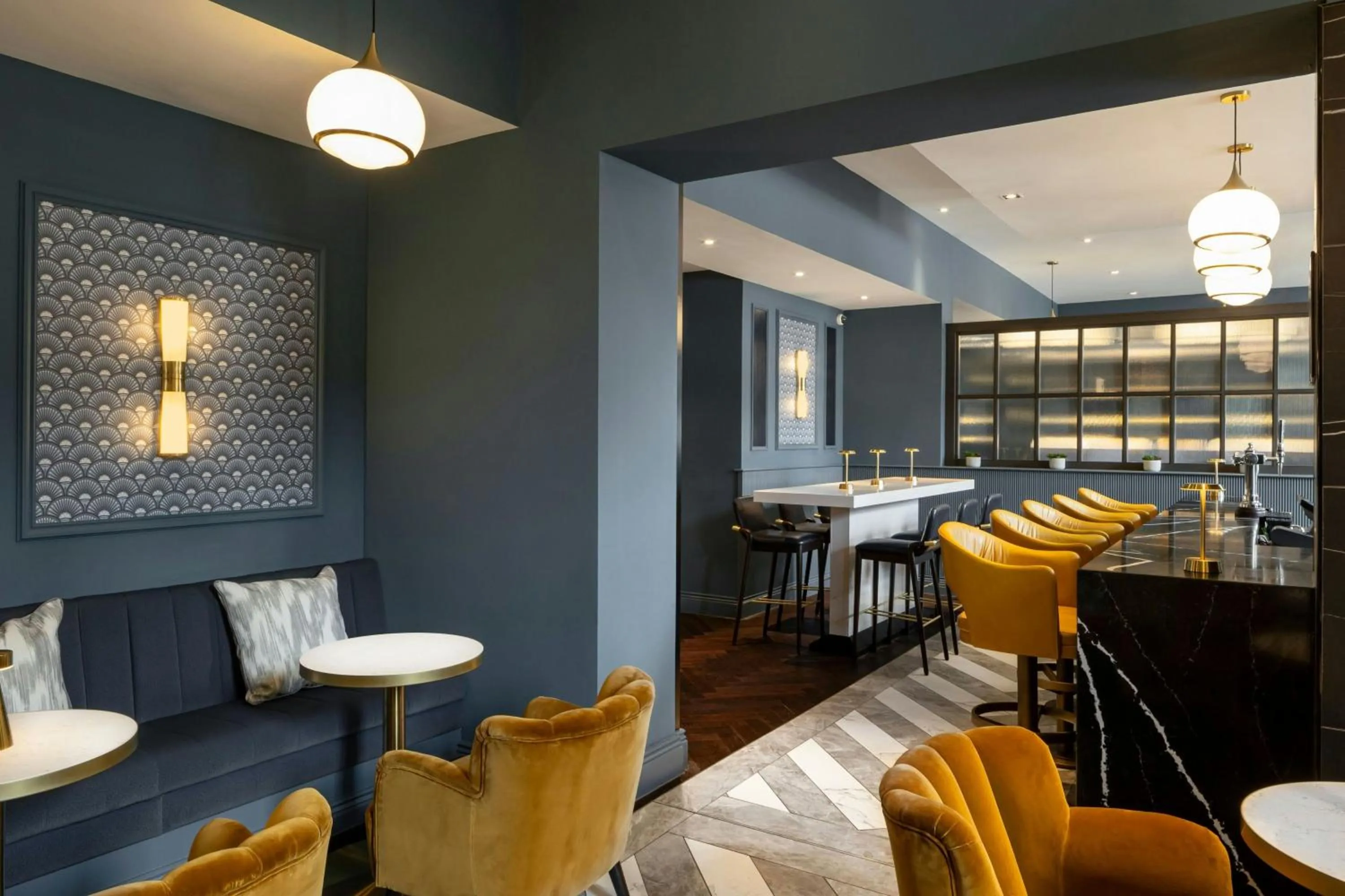 Lounge or bar in Courtyard by Marriott Edinburgh