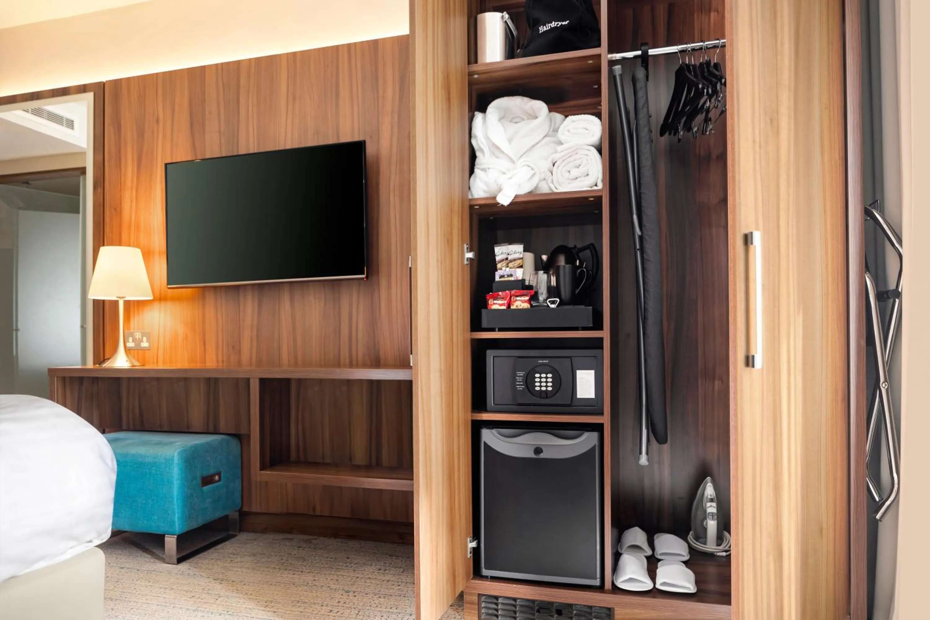 oven, Bed in Courtyard by Marriott Edinburgh