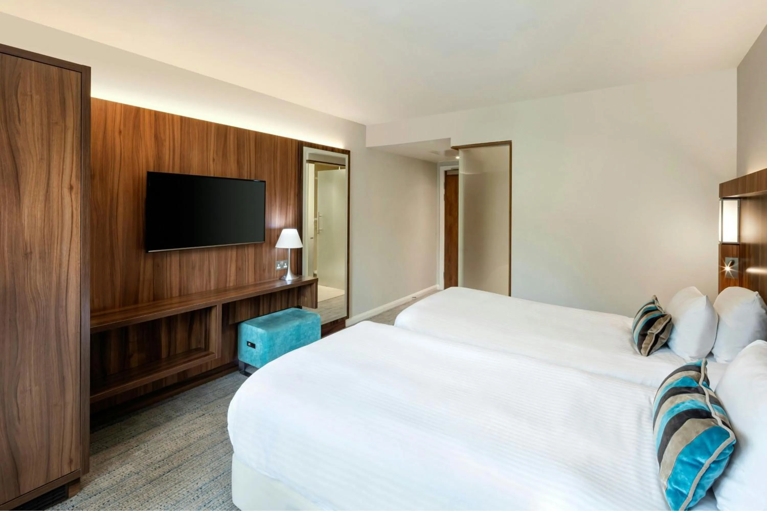 Photo of the whole room, Bed in Courtyard by Marriott Edinburgh