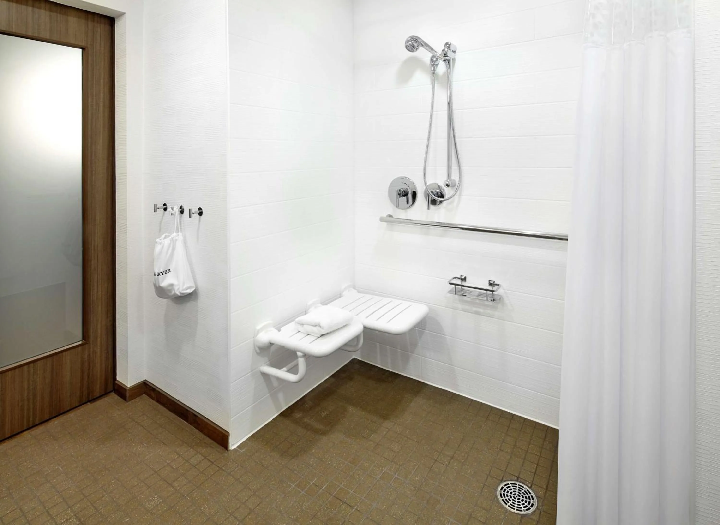 Bathroom in Hampton Inn & Suites Pittsburgh Airport South/Settlers Ridge