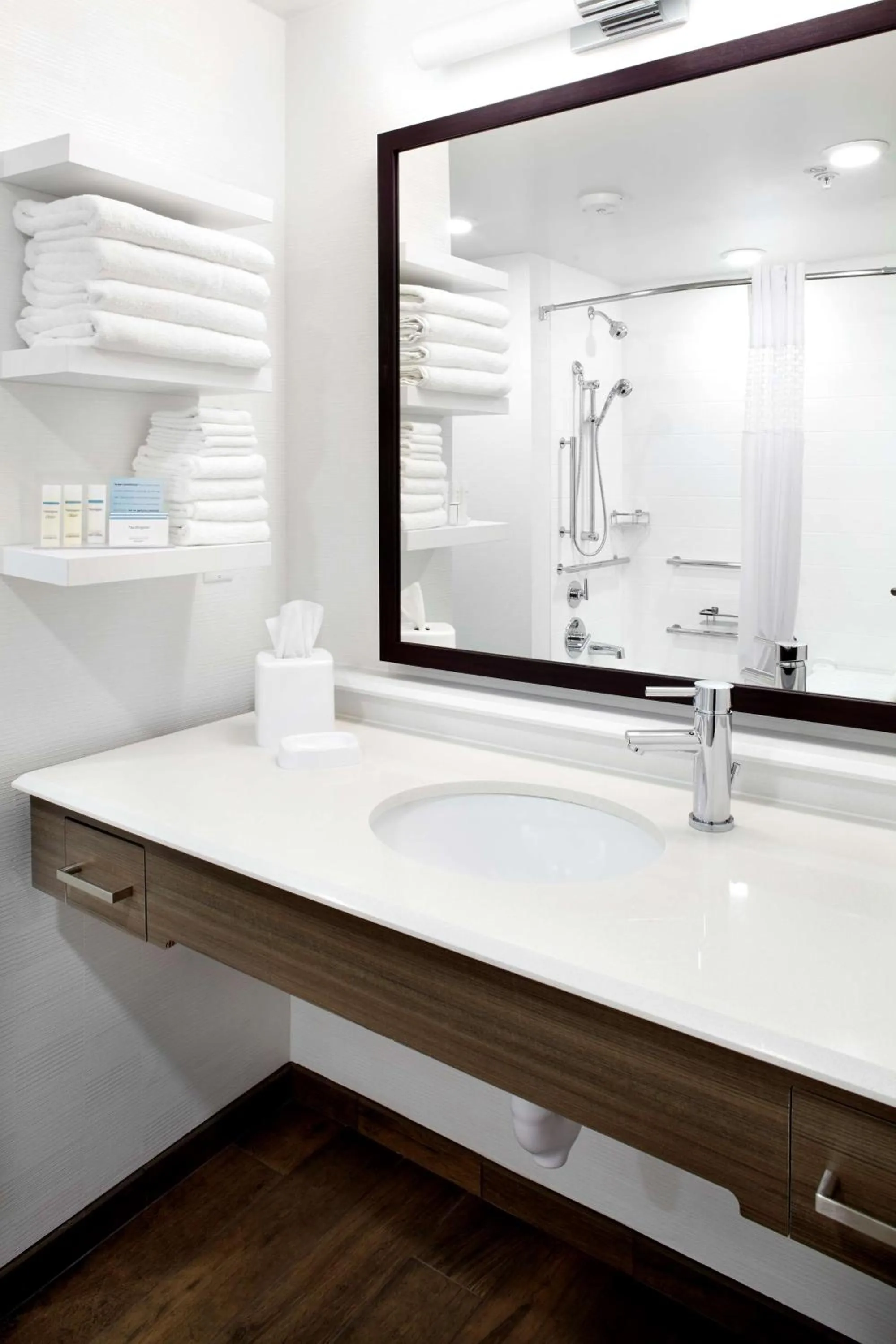 Bathroom in Hampton Inn & Suites Pittsburgh Airport South/Settlers Ridge