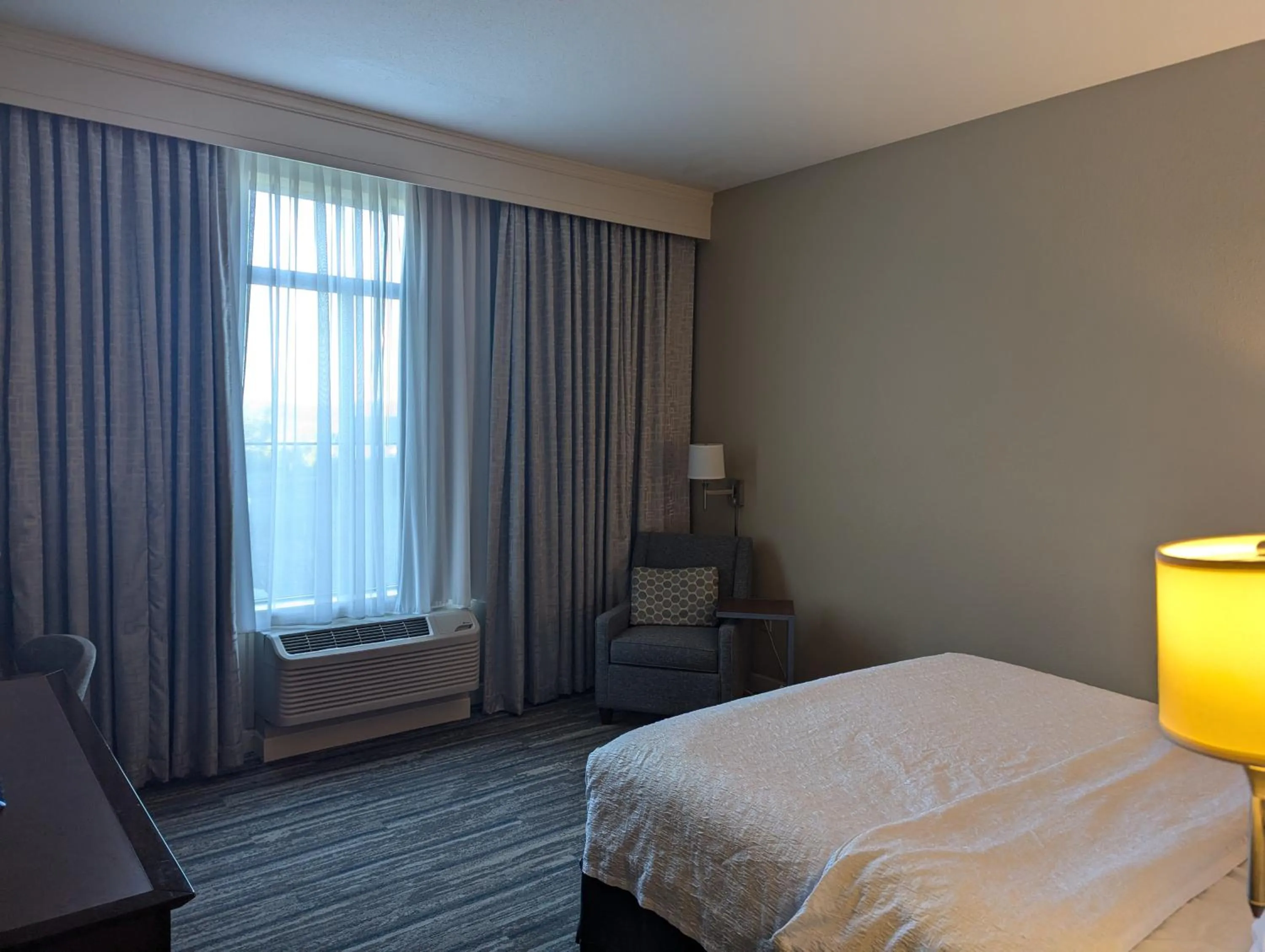 Bed in Hampton Inn & Suites Cazenovia, NY