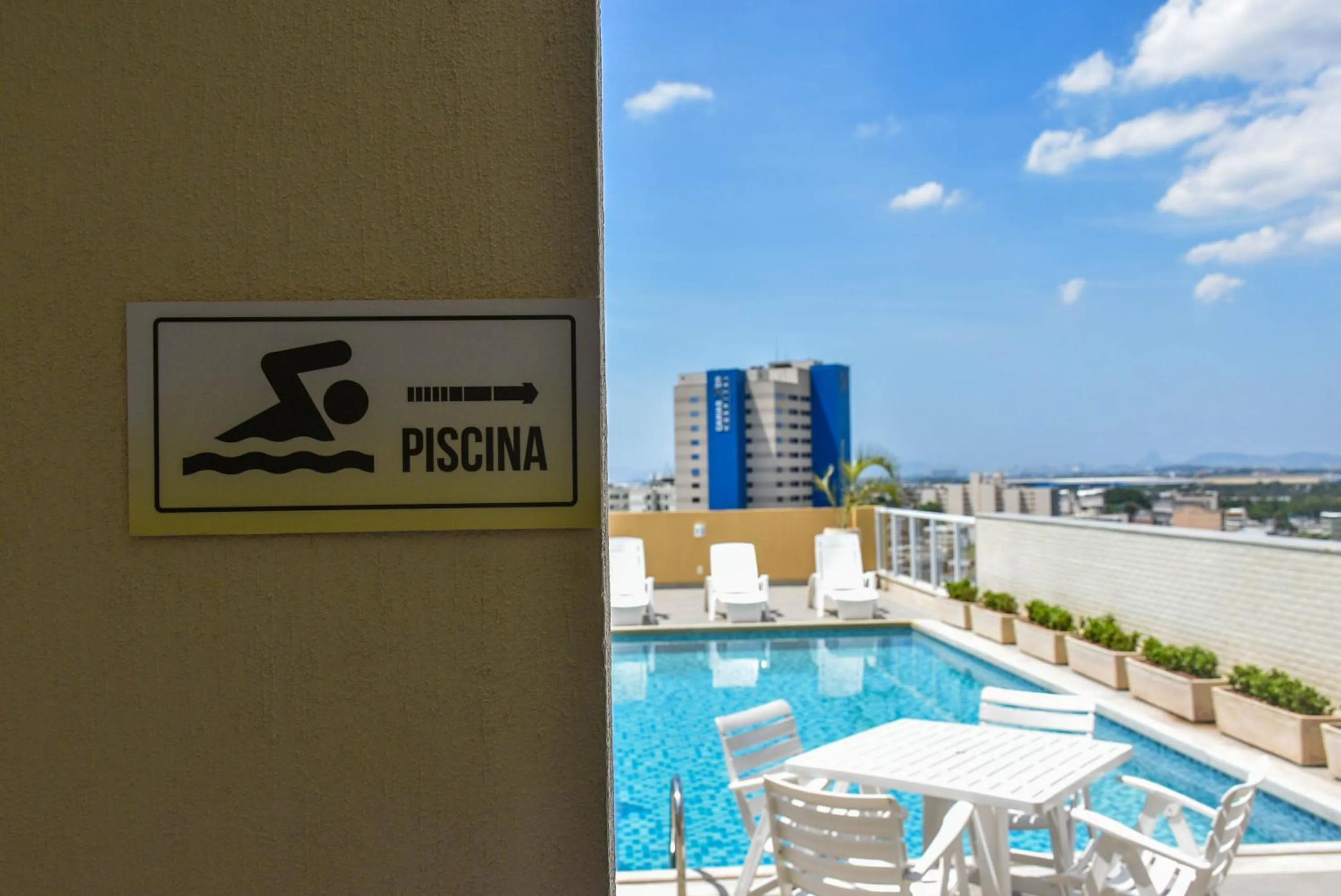 Swimming pool in Mont Blanc Suites Duque de Caxias