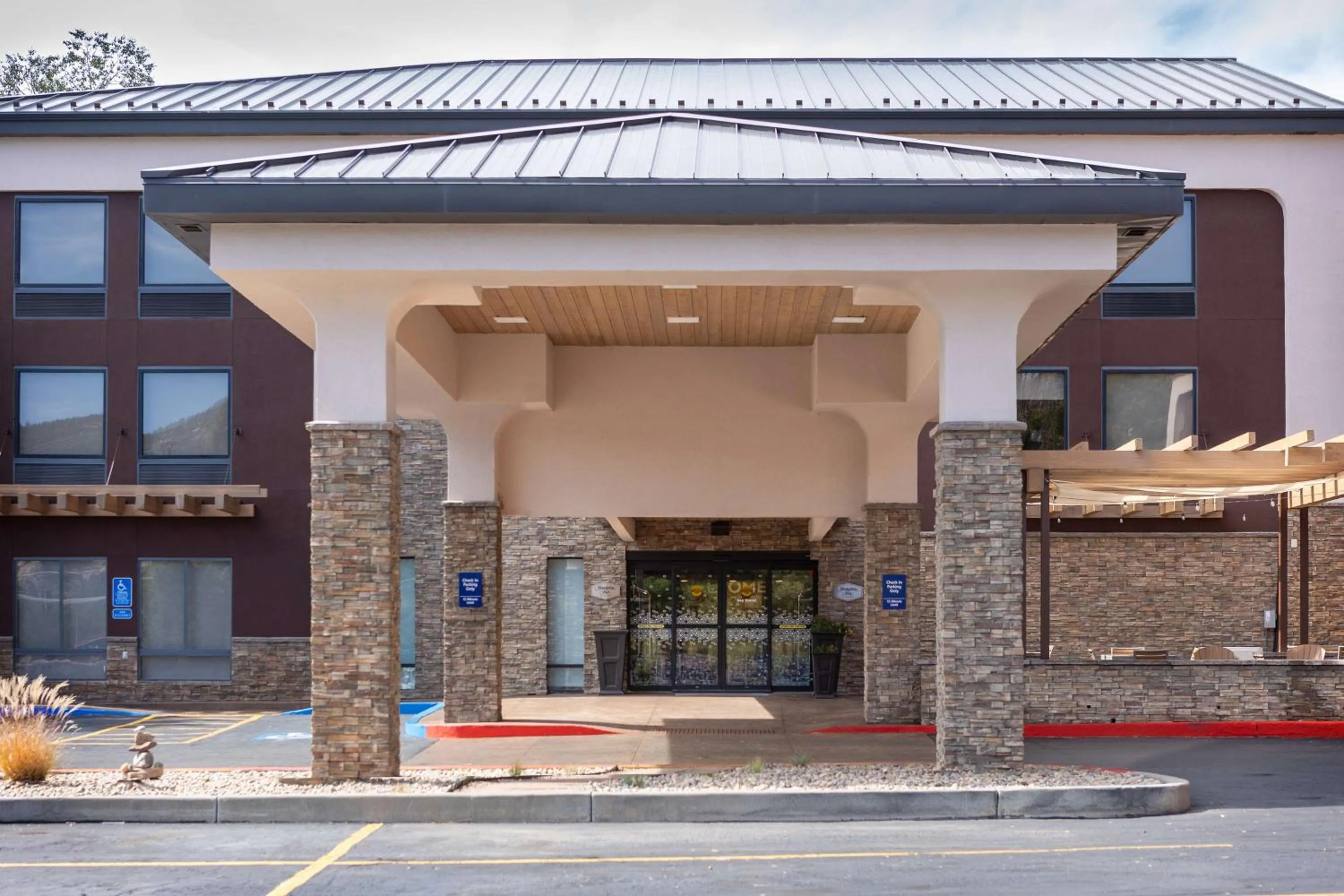 Property building in Hampton Inn Durango