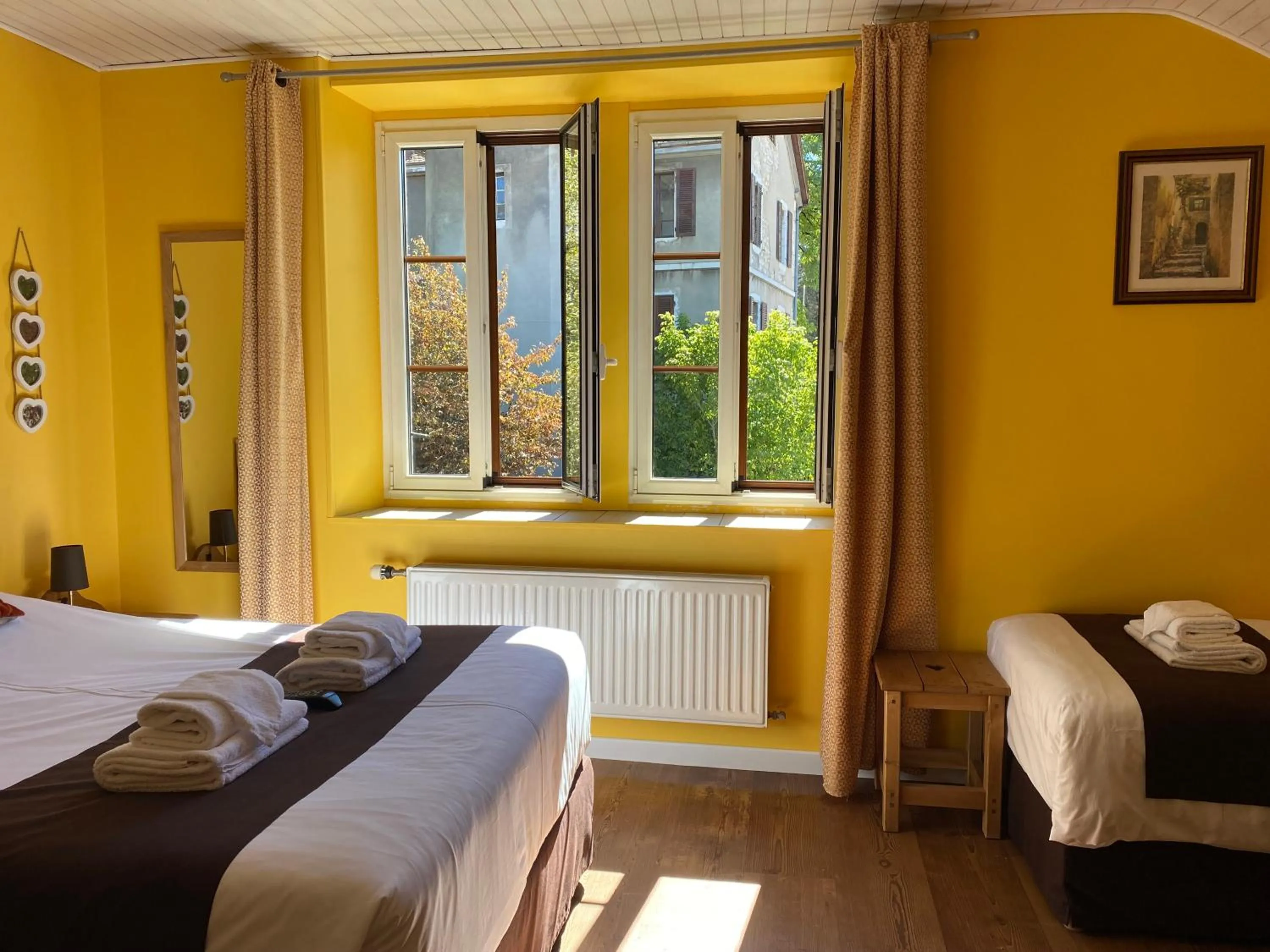 Property building, Bed in Hôtel du Château