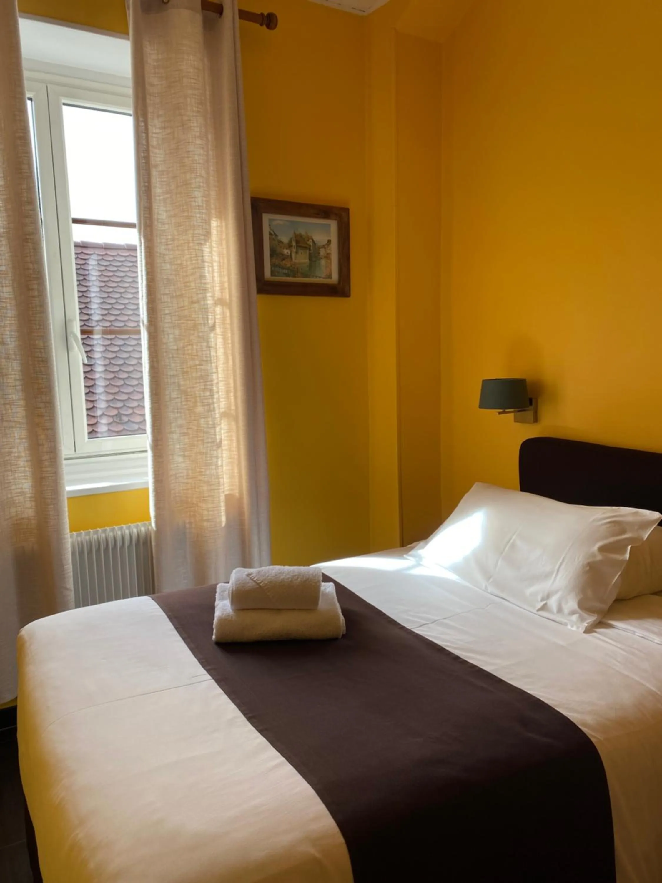 Property building, Bed in Hôtel du Château