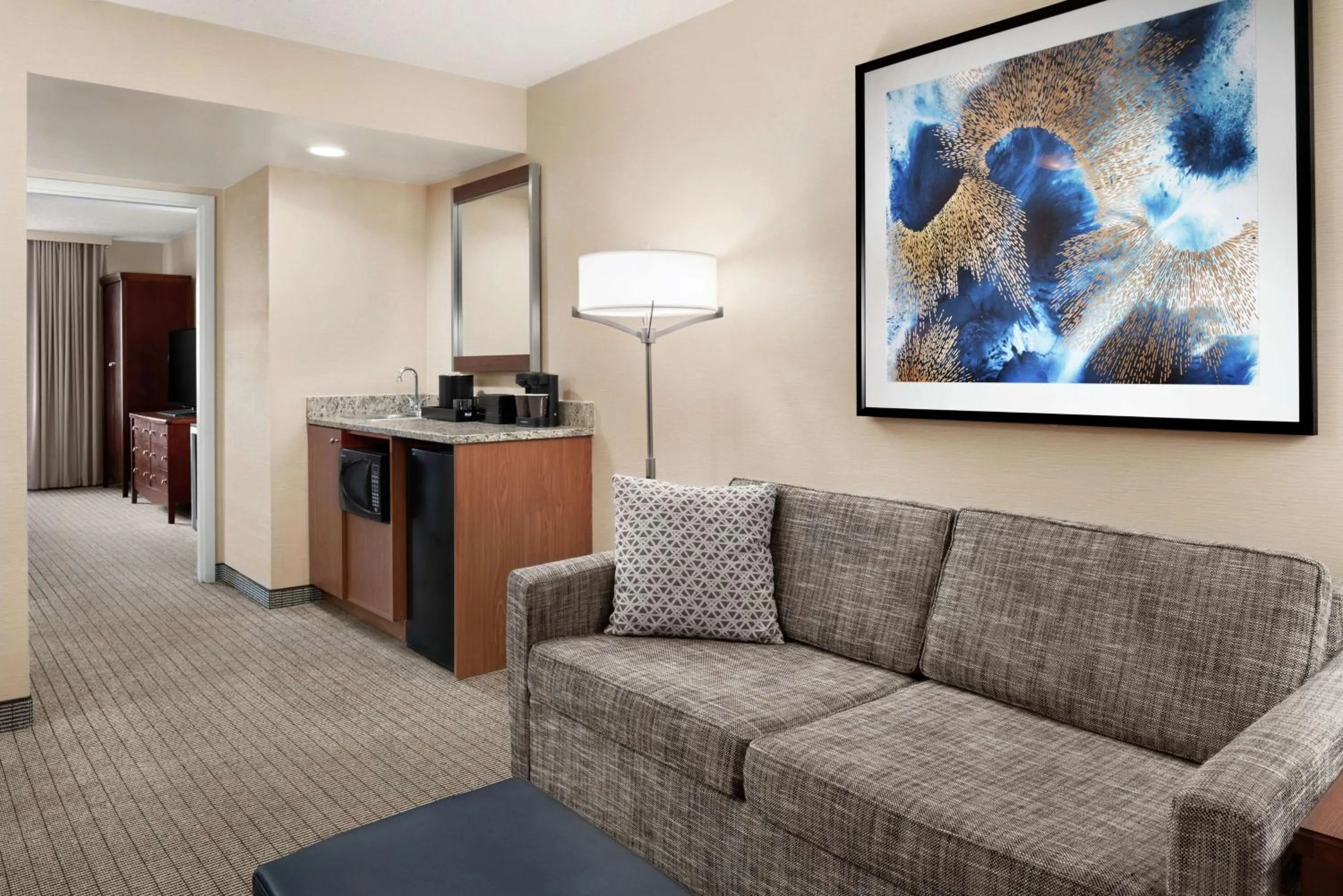Living room in Embassy Suites Cincinnati - RiverCenter