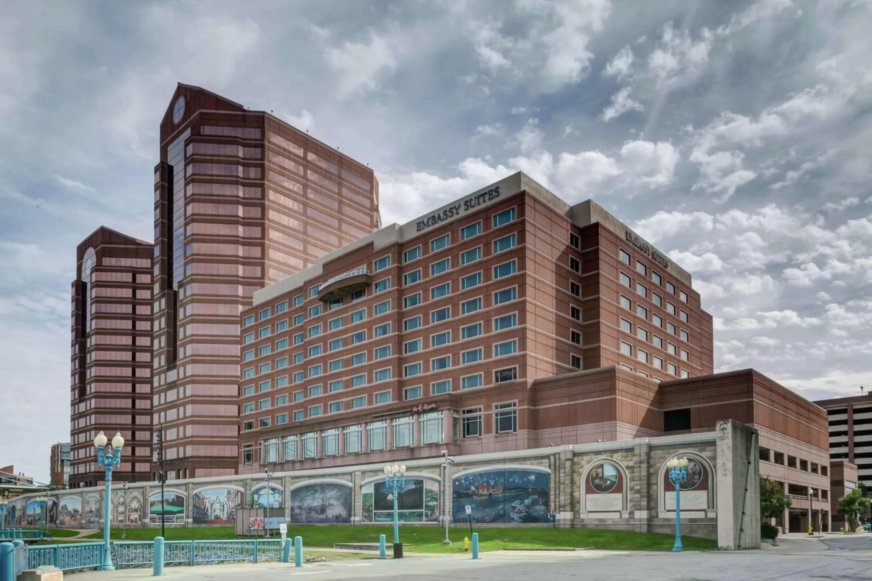 Property building in Embassy Suites Cincinnati - RiverCenter