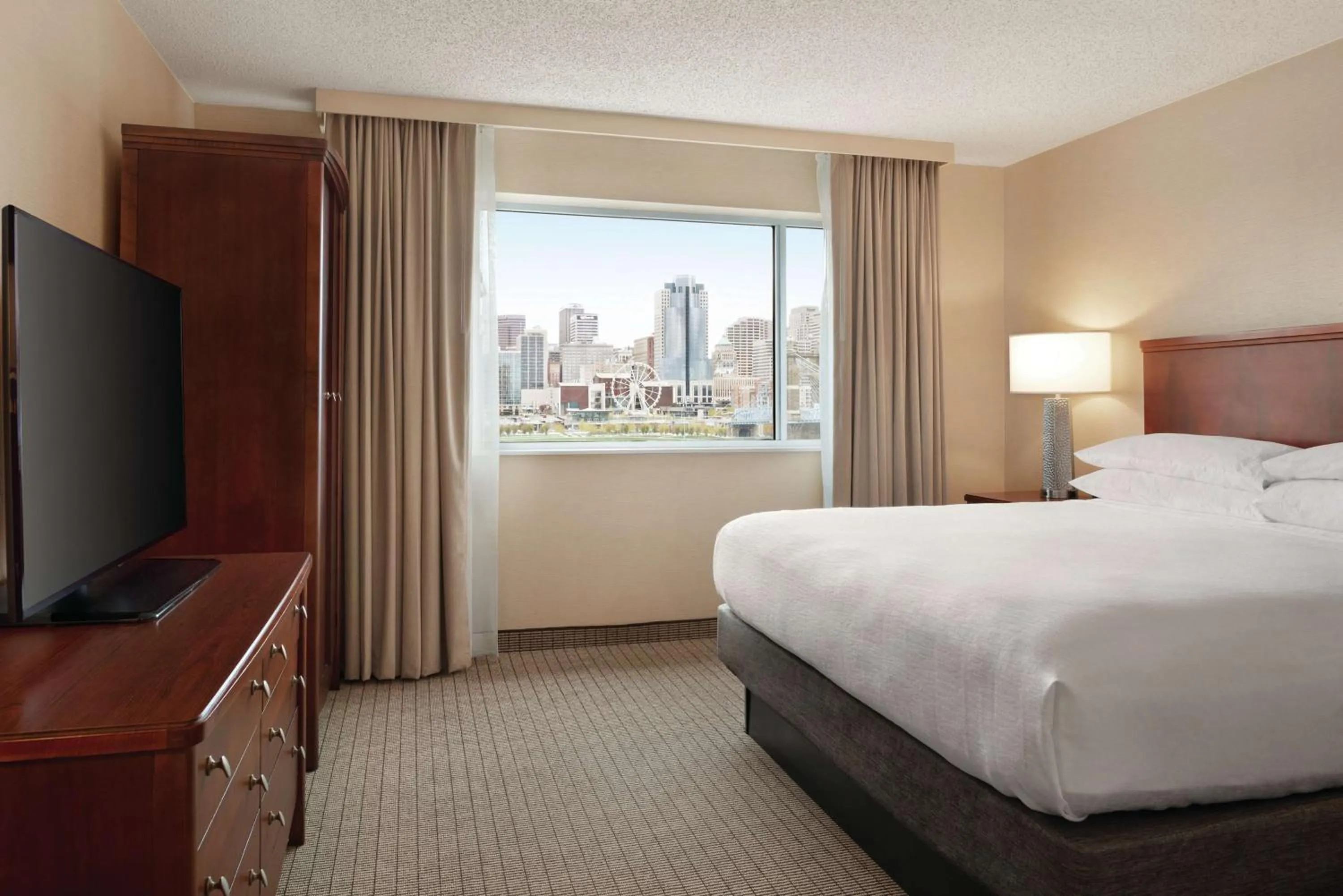 Bed in Embassy Suites Cincinnati - RiverCenter