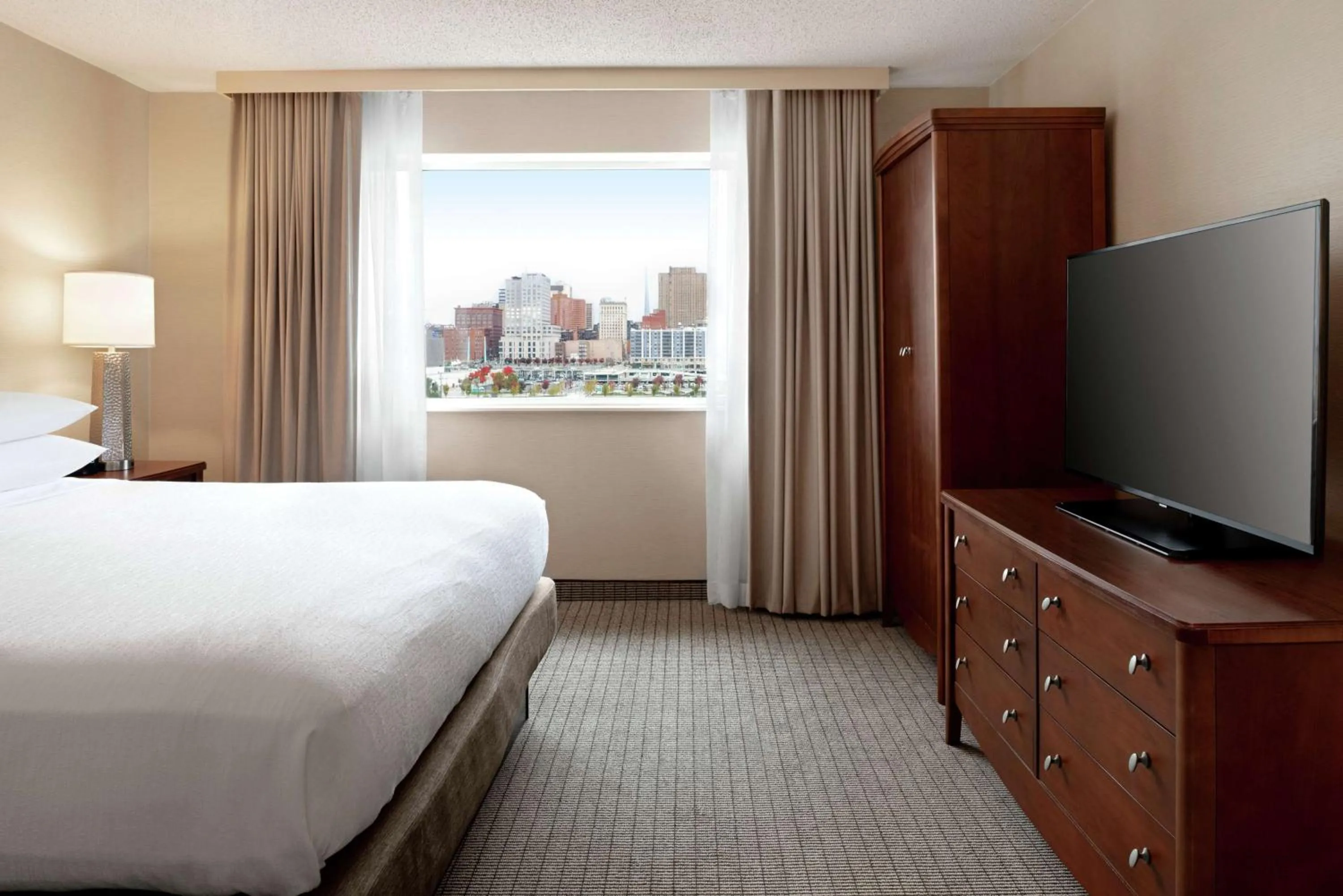Bedroom, Bed in Embassy Suites Cincinnati - RiverCenter
