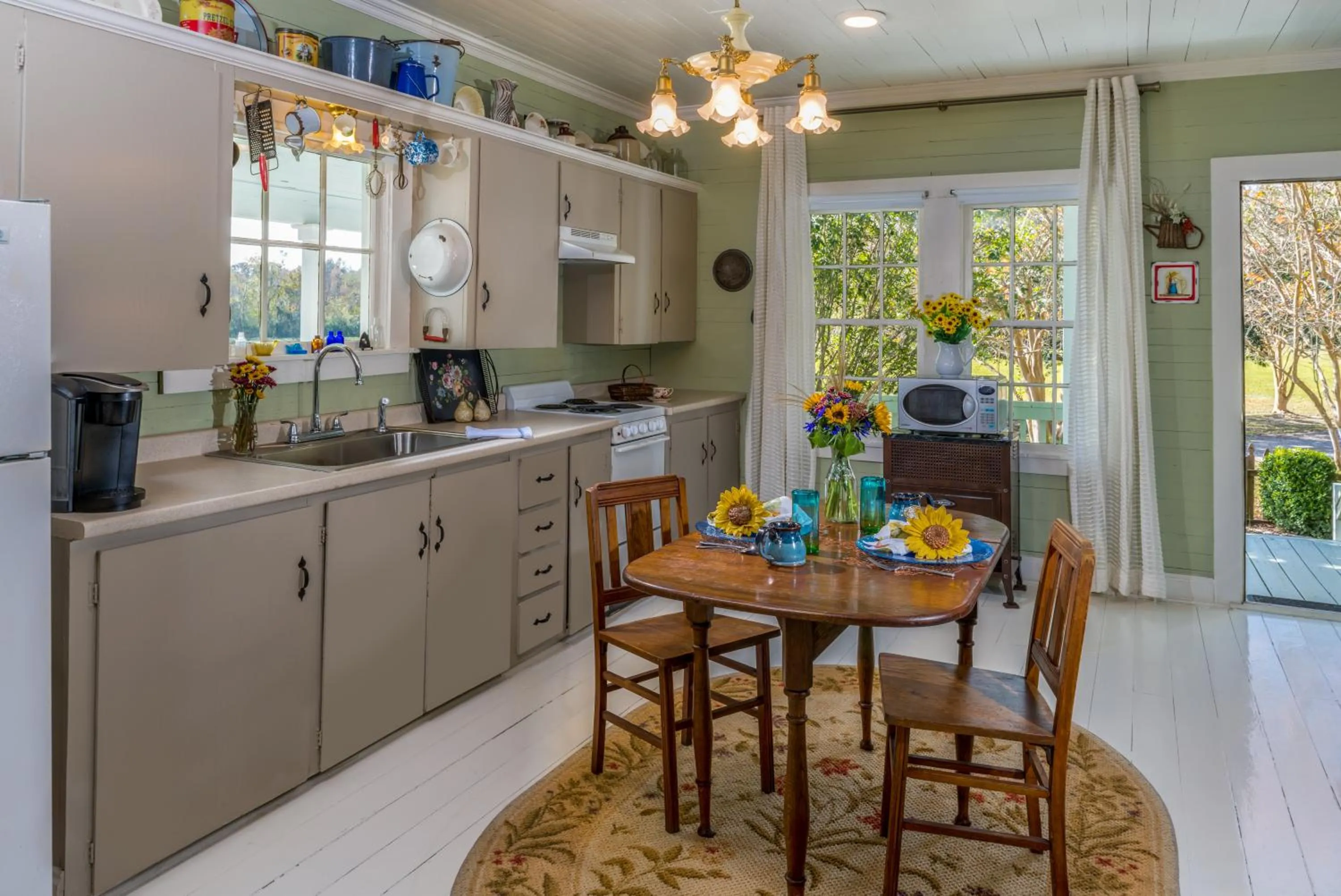 kitchen in Maison D'Memoire Bed & Breakfast Cottages