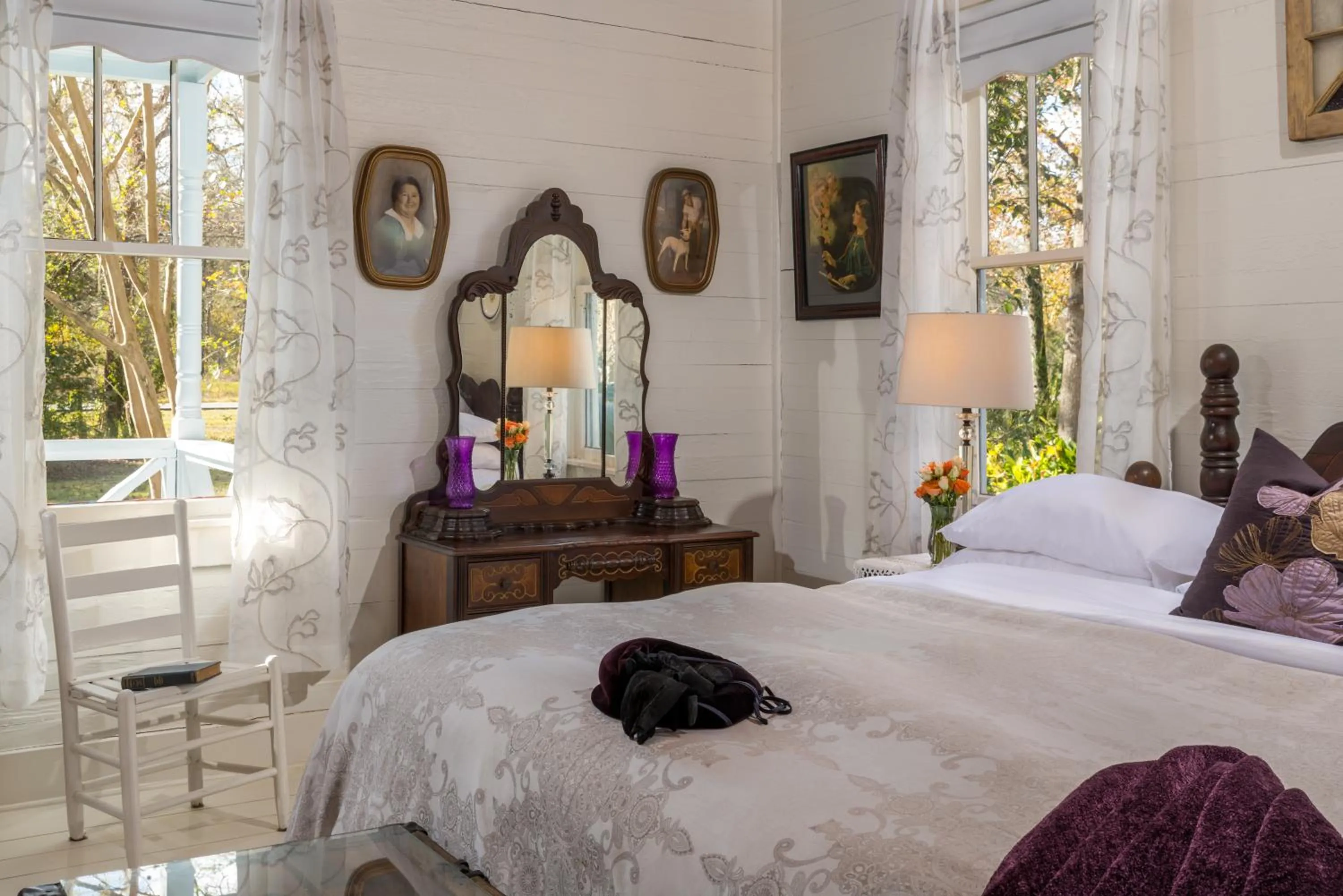 Bed in Maison D'Memoire Bed & Breakfast Cottages