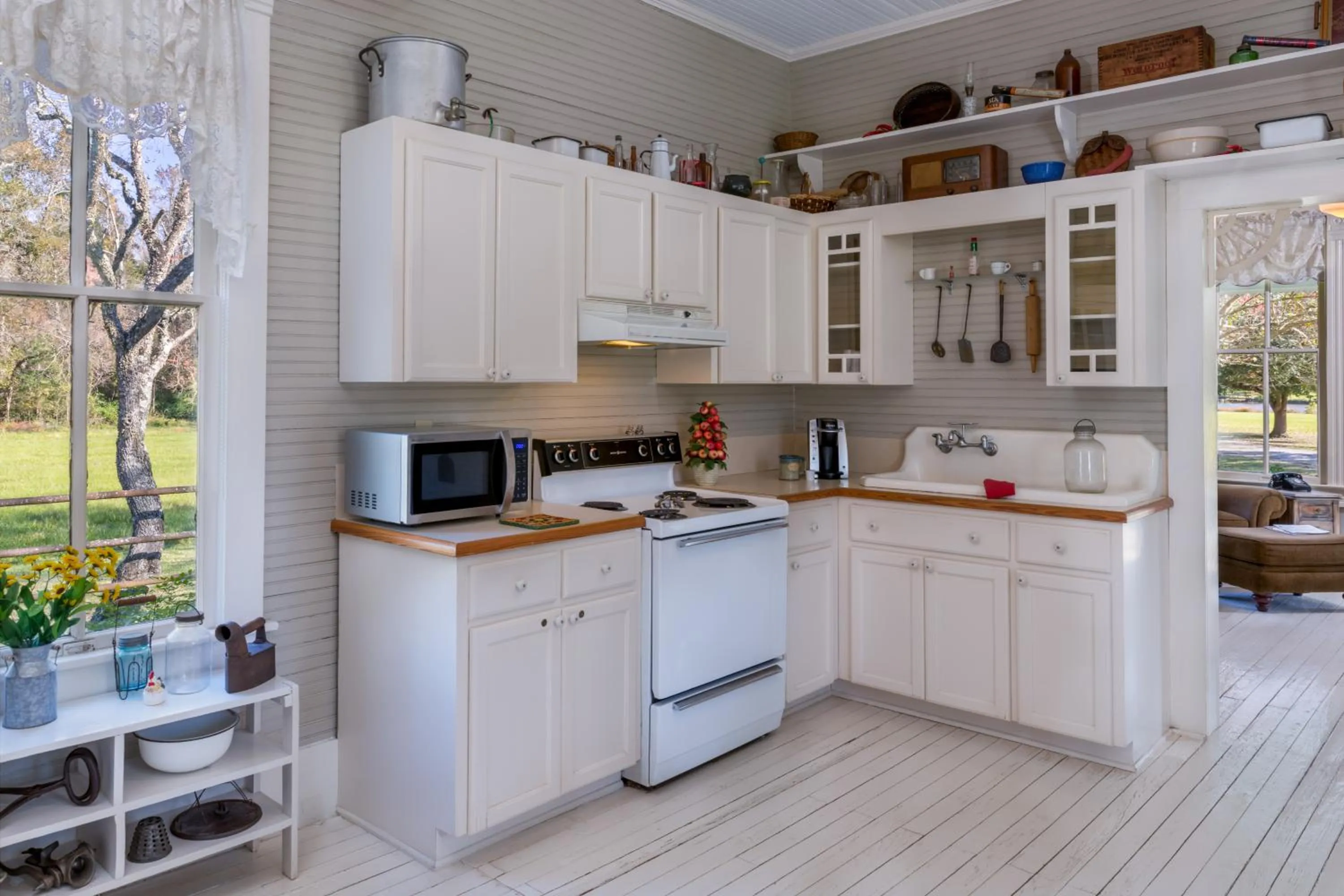 kitchen in Maison D'Memoire Bed & Breakfast Cottages