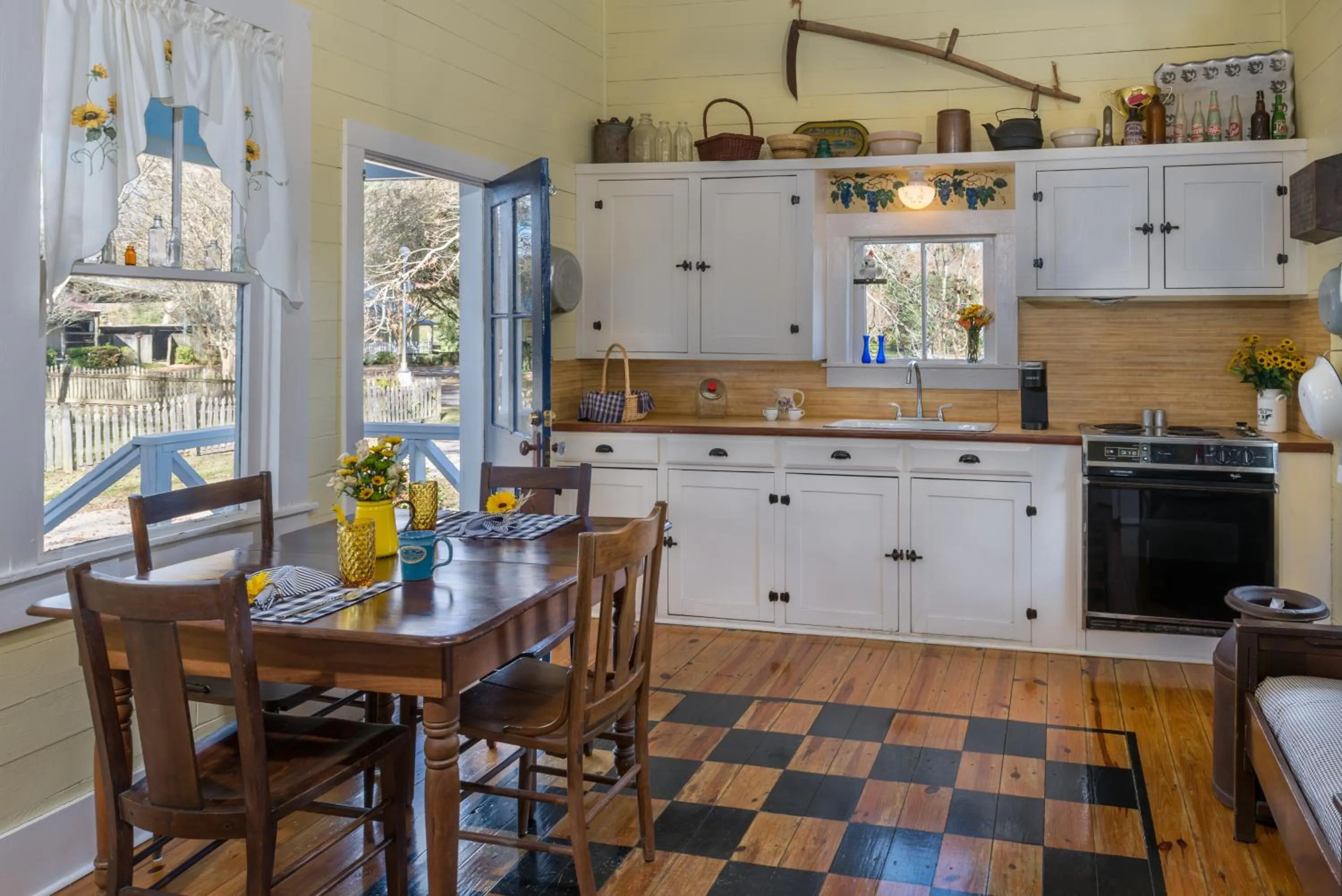 kitchen in Maison D'Memoire Bed & Breakfast Cottages