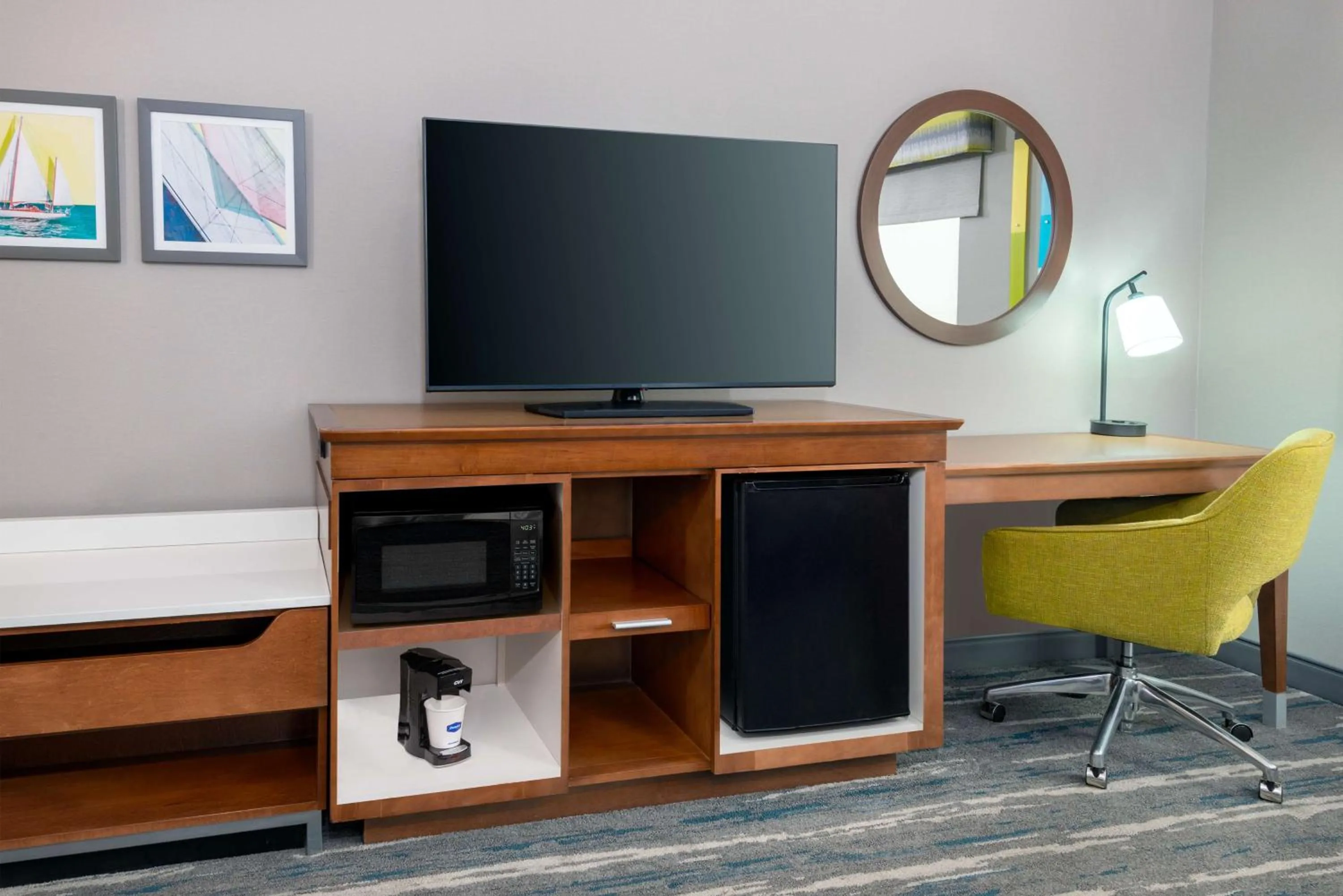 Bedroom in Hampton Inn Coventry-Warwick Area