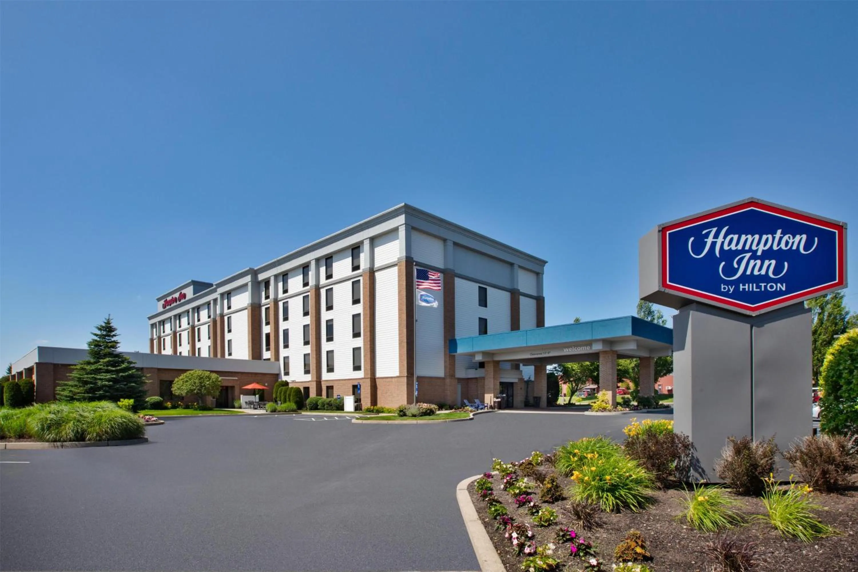 Property building in Hampton Inn Coventry-Warwick Area