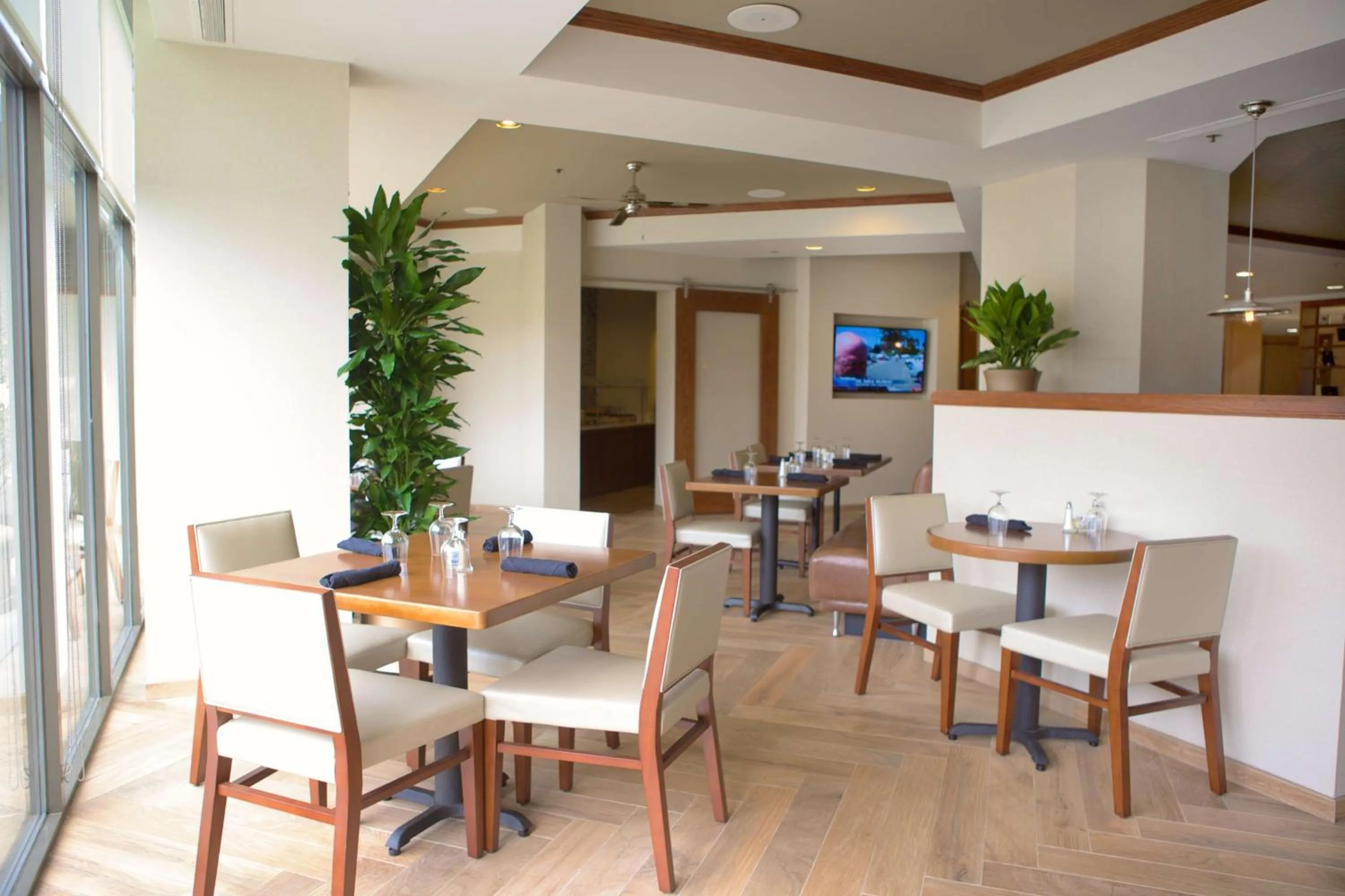 Restaurant/places to eat in DoubleTree Suites by Hilton Raleigh-Durham