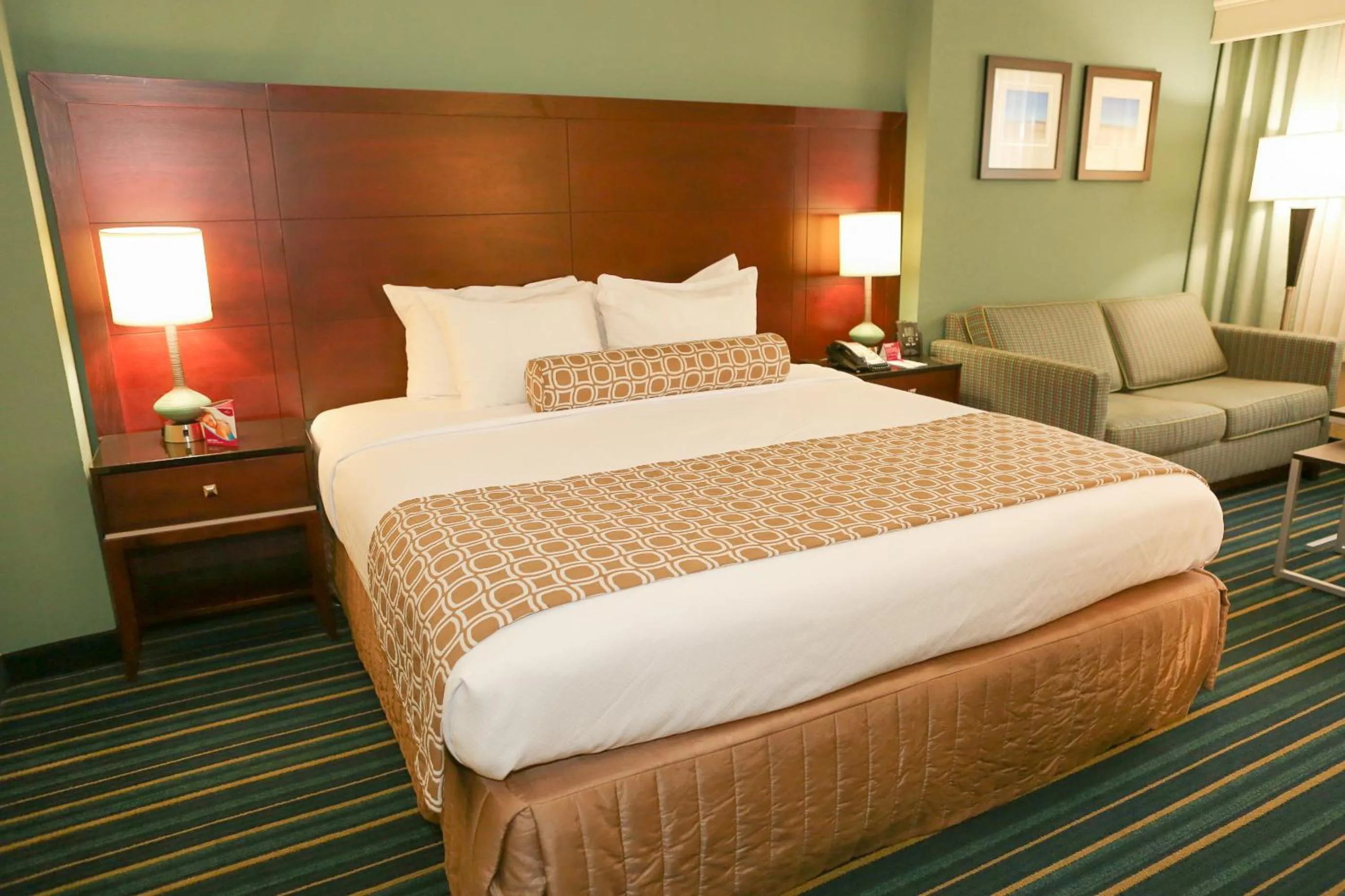 Photo of the whole room, Bed in Crowne Plaza Virginia Beach Town Center by IHG