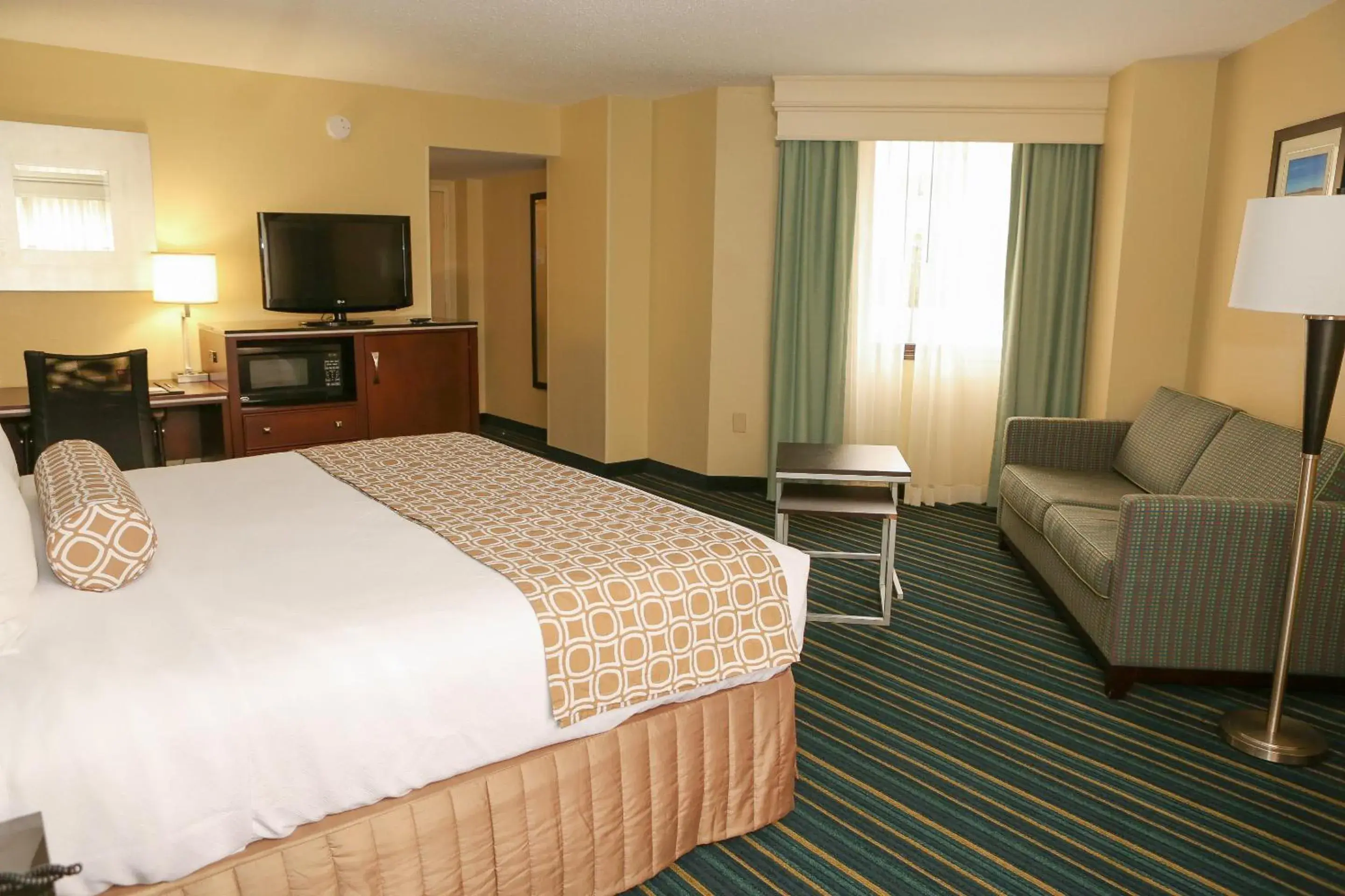 Premium King Room in Crowne Plaza Hotel Virginia Beach-Norfolk, an IHG Hotel Premium King Room in Crowne Plaza Hotel Virginia Beach-Norfolk, an IHG Hotel