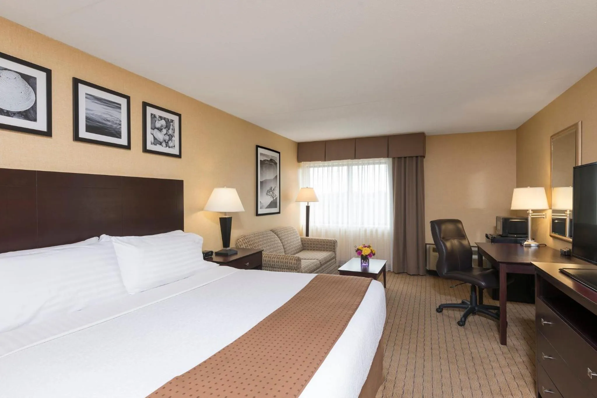 Photo of the whole room, Bed in Holiday Inn Cleveland - South Independence by IHG