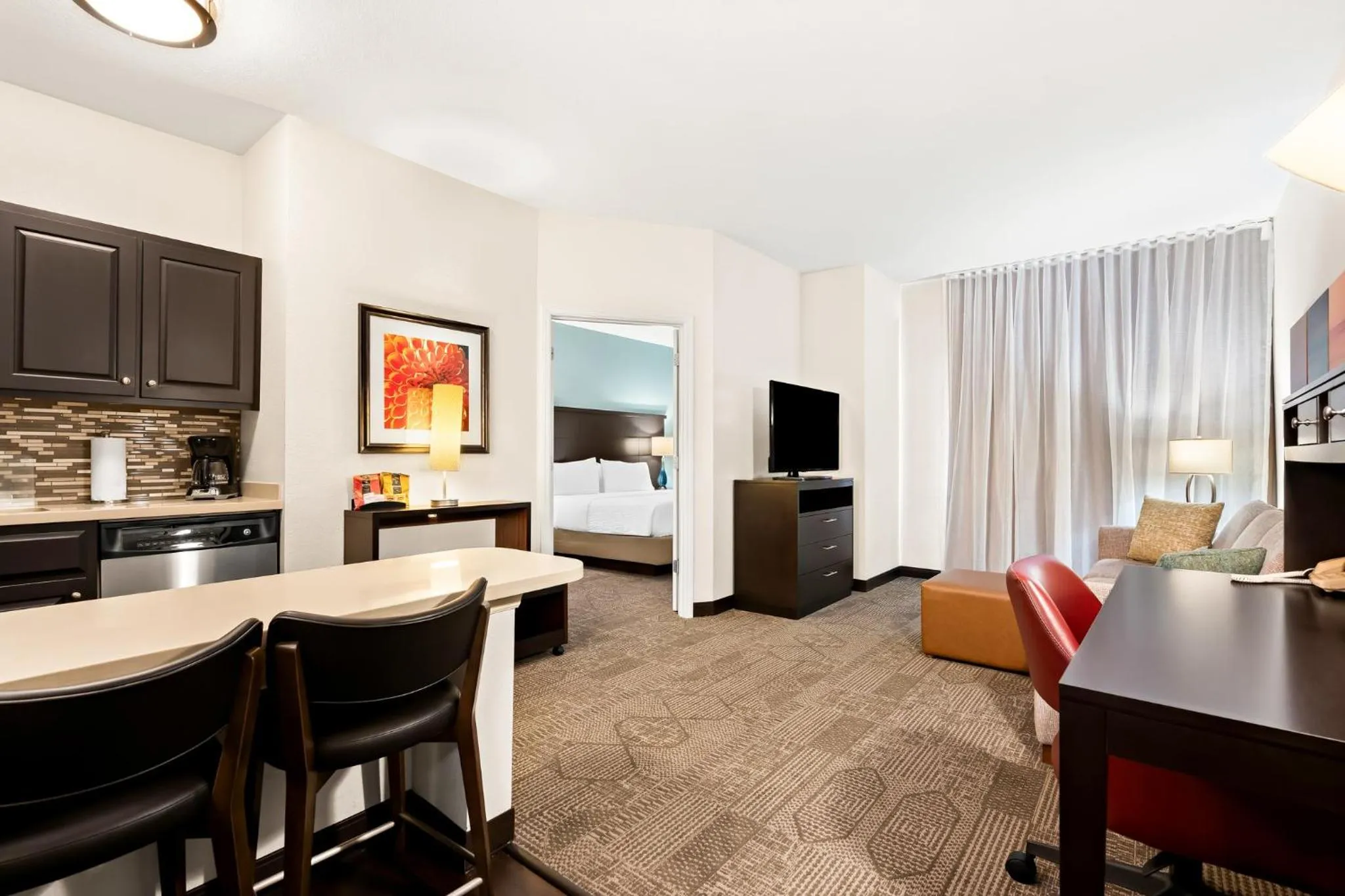 Photo of the whole room, Bed in Staybridge Suites - Cincinnati North by IHG