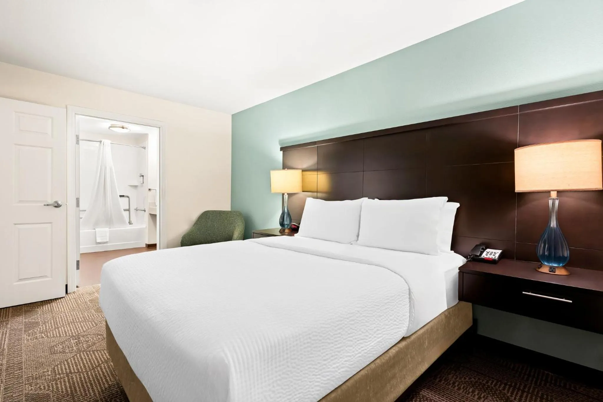 Photo of the whole room, Bed in Staybridge Suites - Cincinnati North by IHG